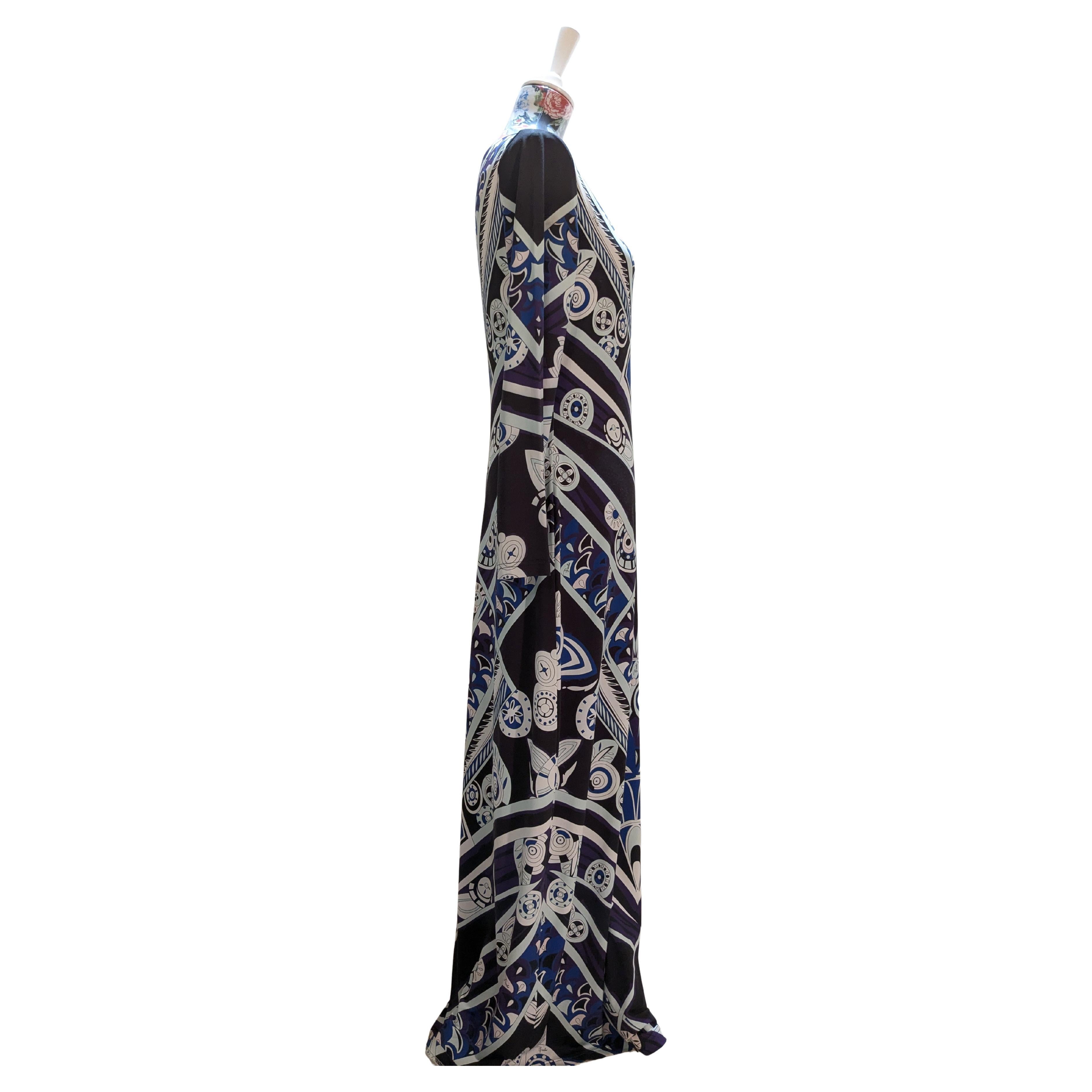 Vintage  EMILIO PUCCI - Vestito lungo in seta blu e nero con stampa floreale e psichedelica
Maxi abito in jersey di seta di Emilio Pucci con corpetto sagomato e fasciato con la classica stampa di fiori e motivi origami di Emilio!
Lusinghiero e