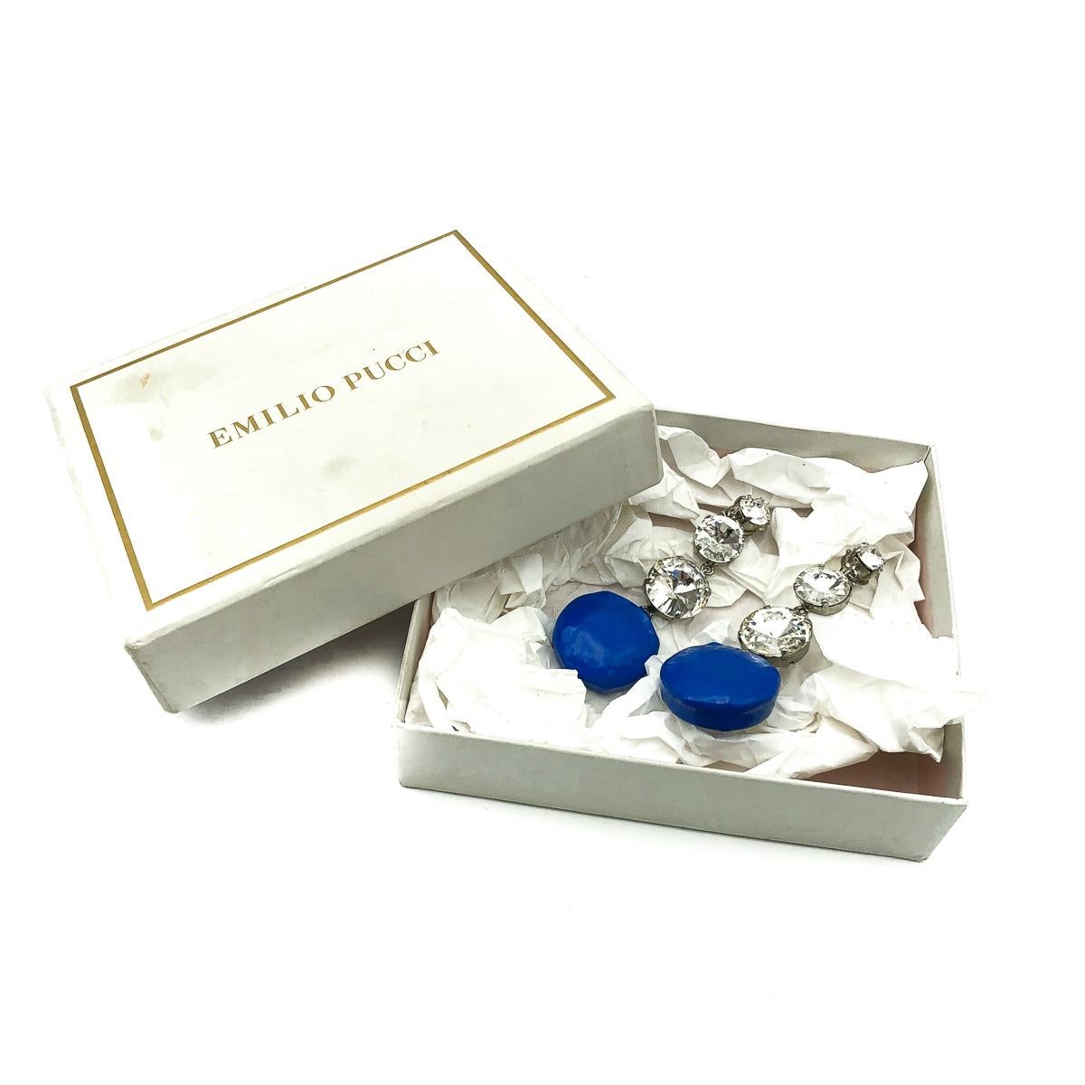Los pendientes vintage de cristal más increíbles de Emilio Pucci. Elaborada con grandes cristales en un metal de tono plateado. Los vibrantes discos azul eléctrico están fabricados con un tipo de material engomado; muy Pucci experimentando con