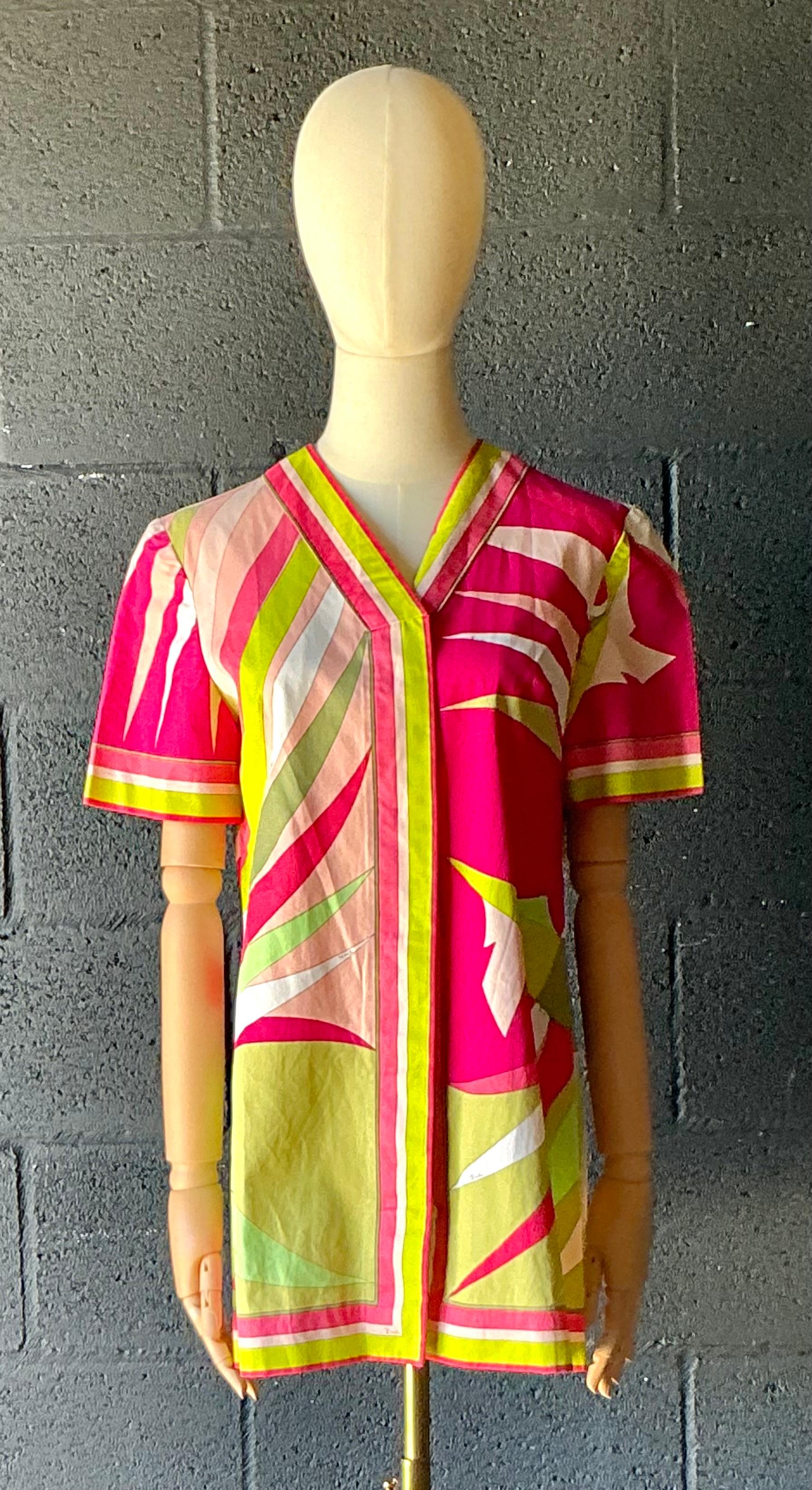 Cette robe vintage à imprimé géométrique Emilio Pucci reflète la fusion iconique de couleurs vives et de motifs audacieux du créateur. Fabrice en tissu soyeux et léger, il se drape gracieusement sur le corps, créant une silhouette flatteuse sans