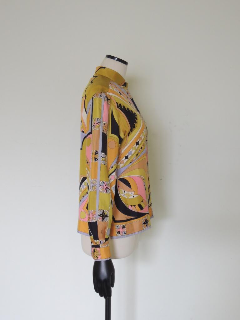 Vintage Emilio Pucci long sleeve silk blouse jacket with incredible multicolor psychedelic / geometric print.

Made in Italy.

The blouse is 100% pure silk. 

The top is tagged size 14.

The blouse is in fair vintage condition. This has been worn