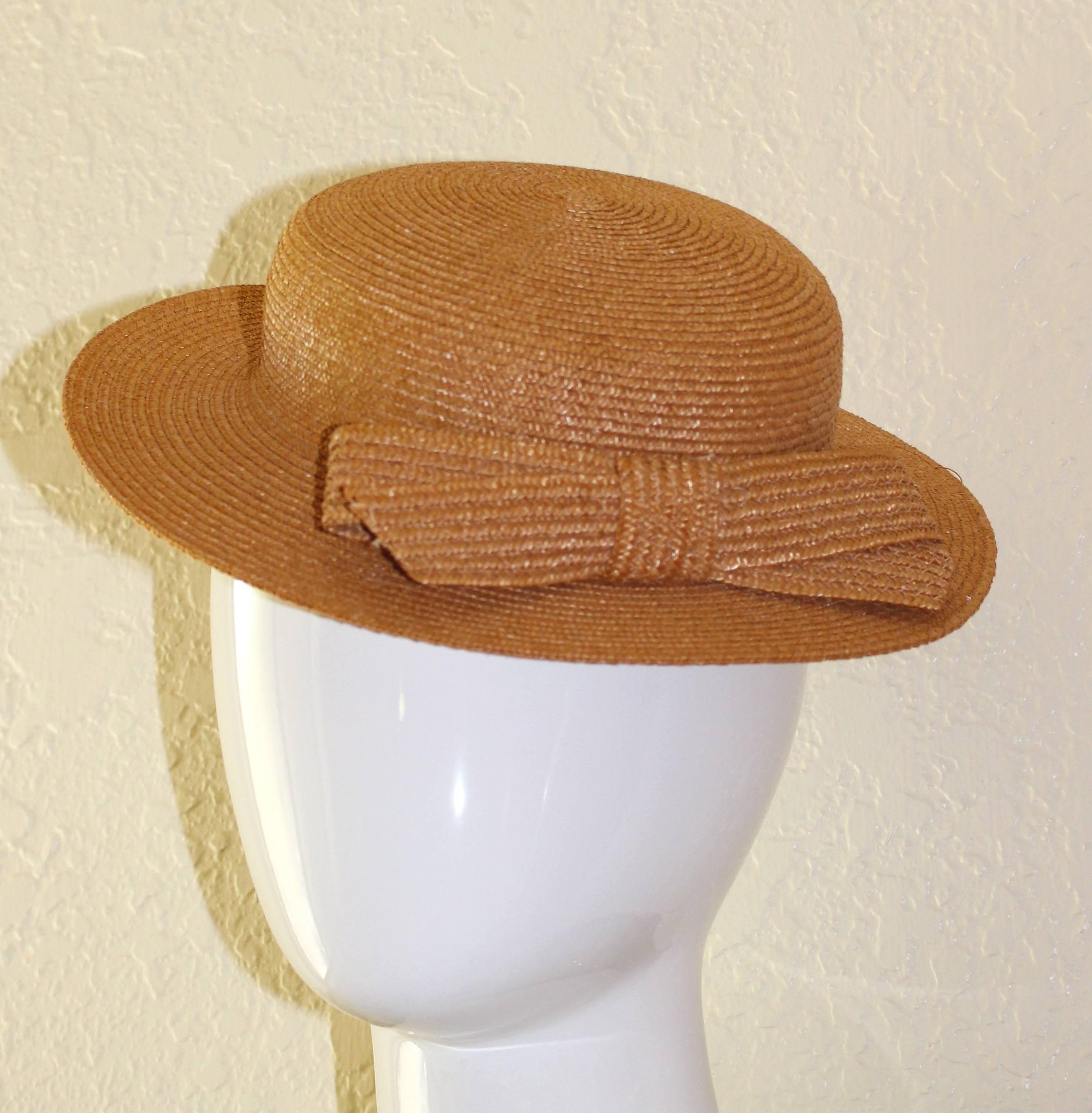 A 1960s Pucci hat.
Excellent condition.

Measurements:
Hat: 11 inch circle
Brim: 2 inches
Crown: 2 inches
Inner circumference: 21 inches
Bow: 7 inches long
