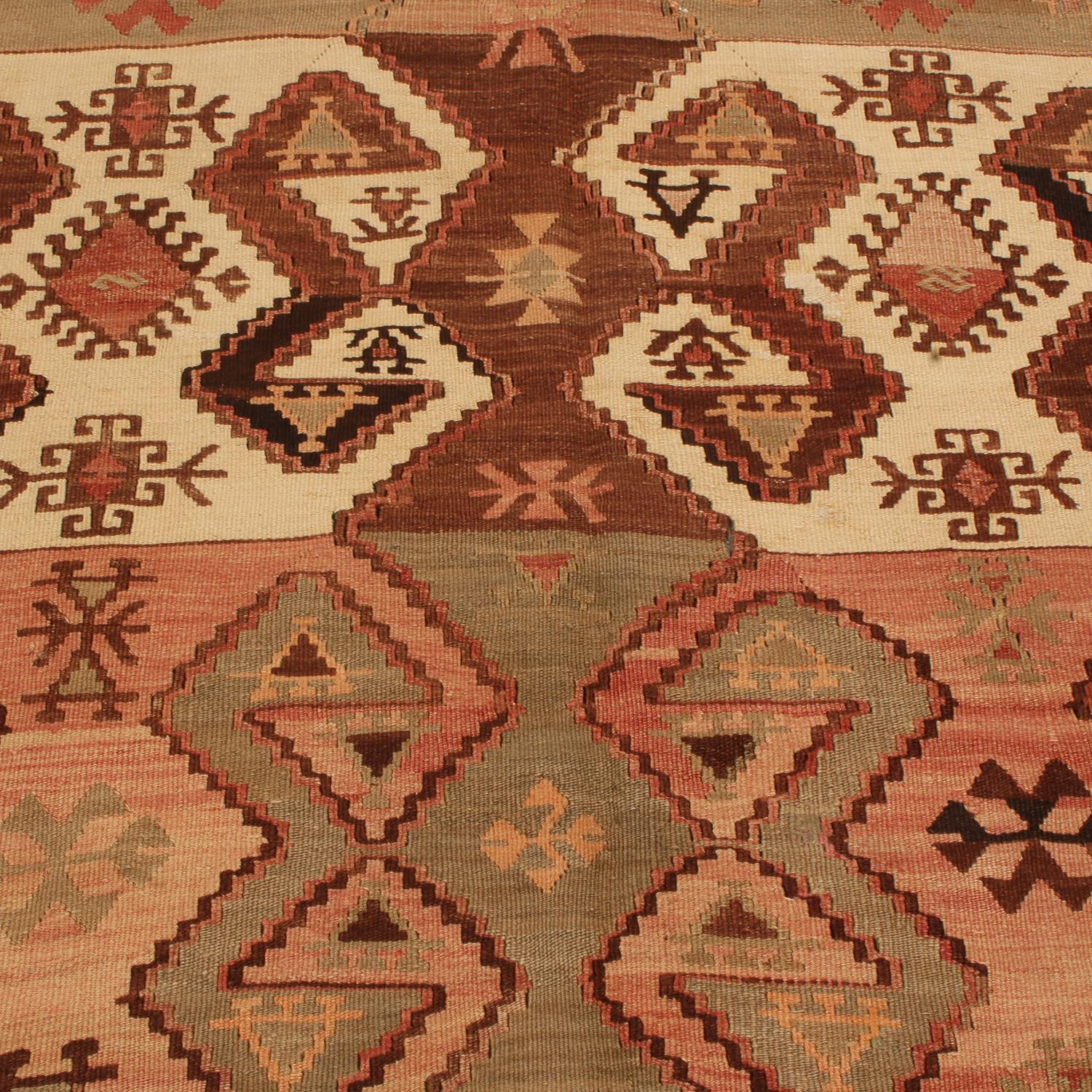 Roter und brauner Woll-Kelimteppich im Vintage-Stil von Emirdag mit weißen Akzenten von Teppich & Kelim (Handgewebt) im Angebot