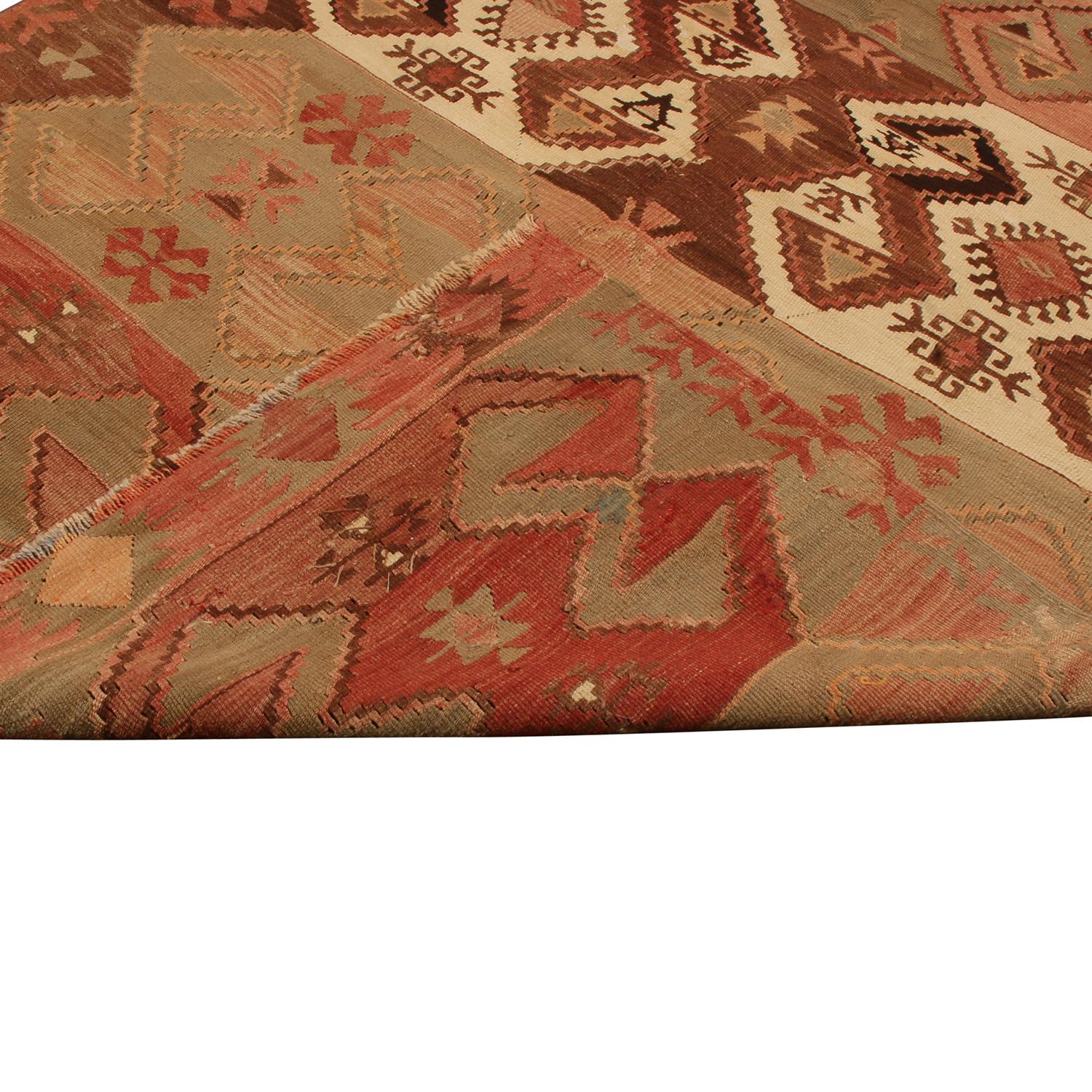 Roter und brauner Woll-Kelimteppich im Vintage-Stil von Emirdag mit weißen Akzenten von Teppich & Kelim (Mitte des 20. Jahrhunderts) im Angebot
