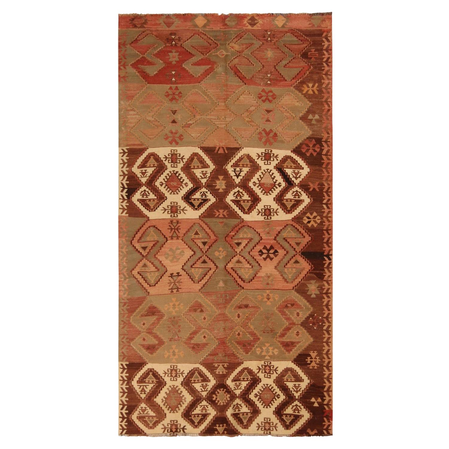 Roter und brauner Woll-Kelimteppich im Vintage-Stil von Emirdag mit weißen Akzenten von Teppich & Kelim