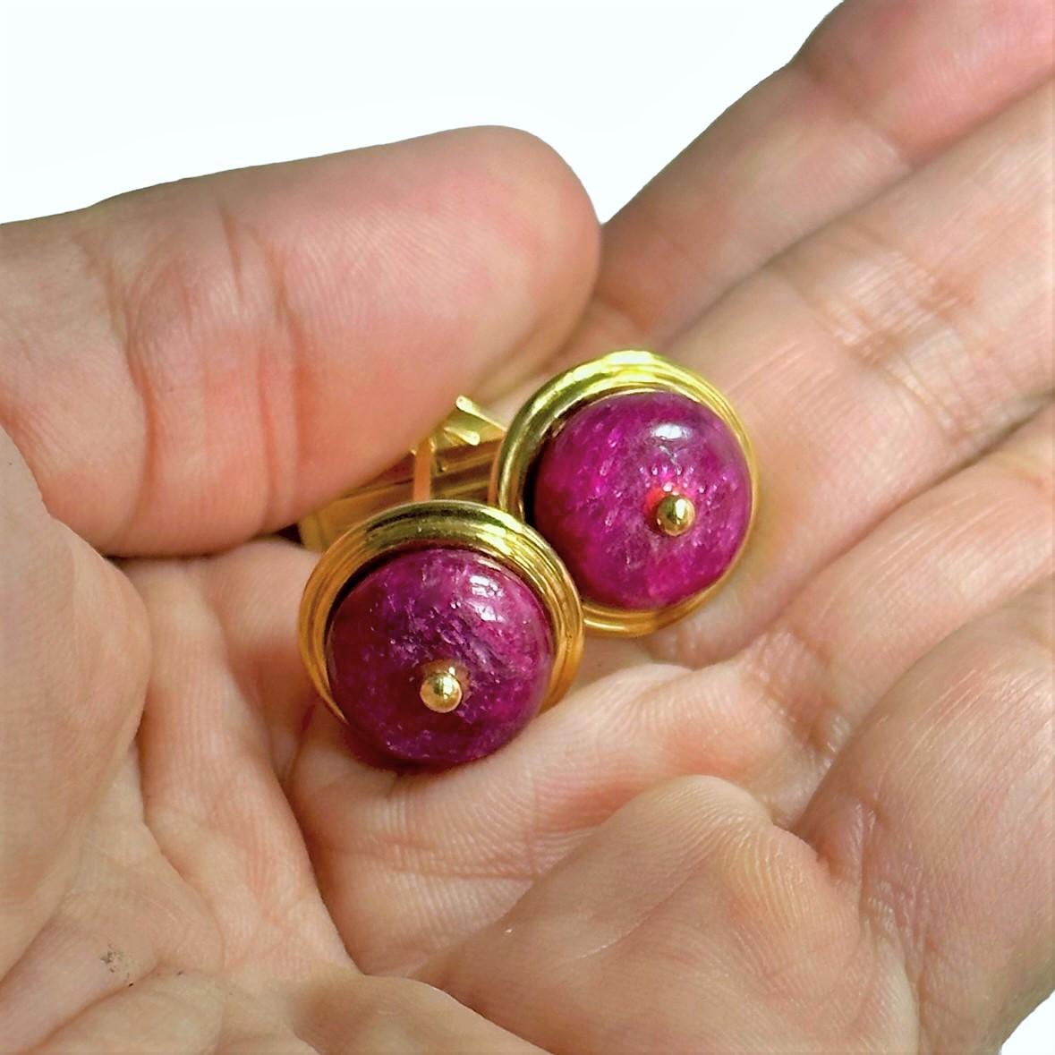 Vintage Emis Beros Gold Cuff Links with Vivid Ruby Bead Centers In Good Condition For Sale In Palm Beach, FL