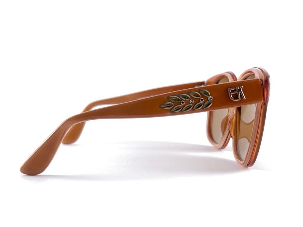 Vintage Emmanuelle Khanh 8080 Tan Ochre Flower Accents France 1970'S Sunglasses In New Condition For Sale In Baleares, Baleares