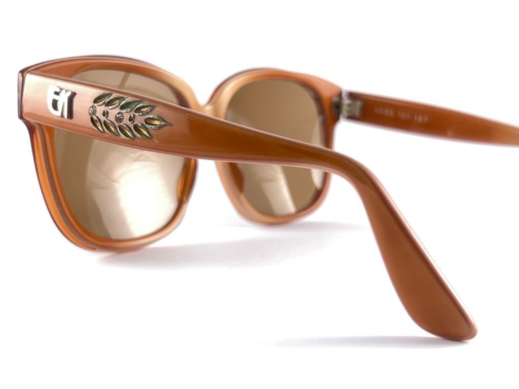 Vintage Emmanuelle Khanh 8080 Tan Ochre Blume Akzente Frankreich 1970'S Sonnenbrille im Angebot 3