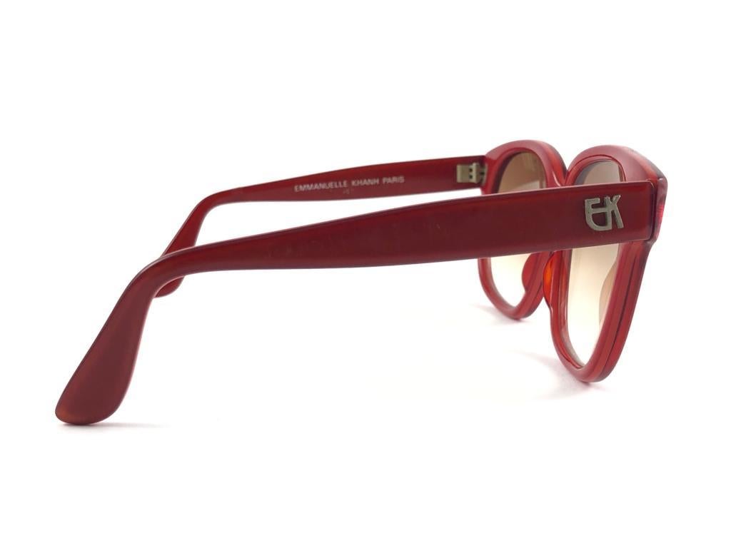 Lunettes de soleil vintage Emmanuelle Khanh 8380 69 Translucide Rouge France en vente 1