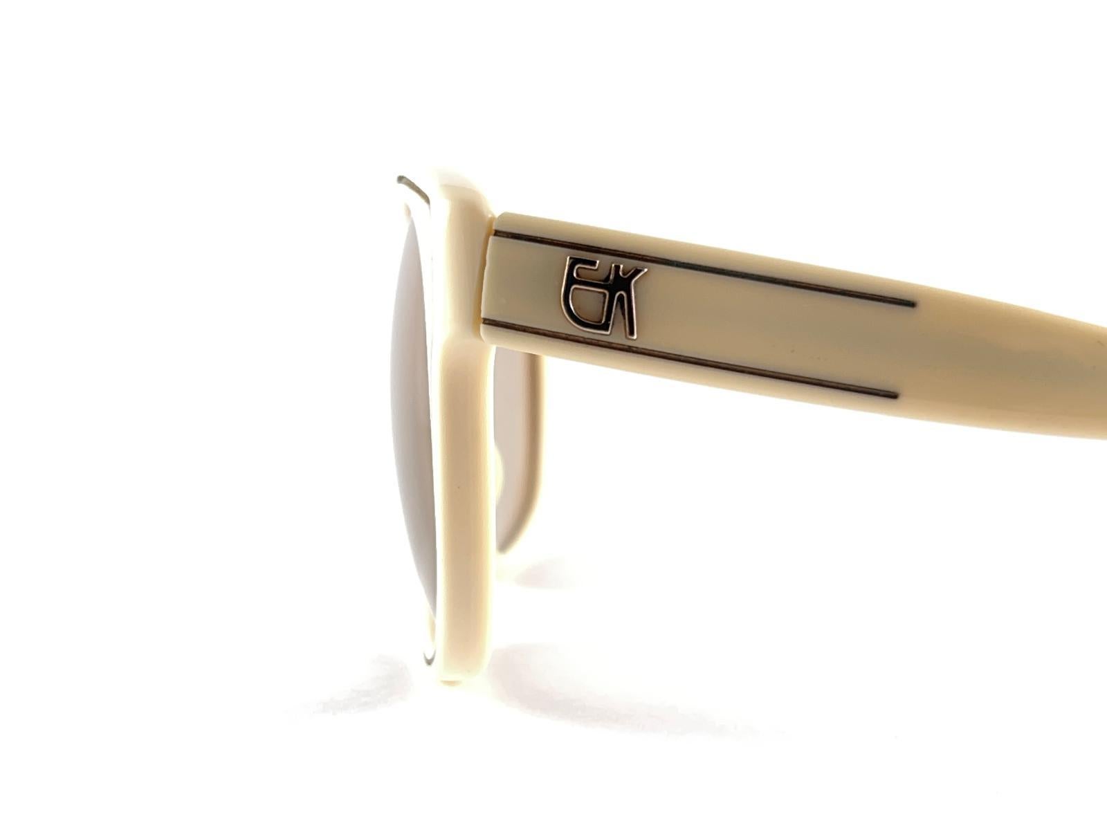 Lunettes de soleil vintage Emmanuelle Khanh beige surdimensionnées 1970's Made In France Unisexe en vente