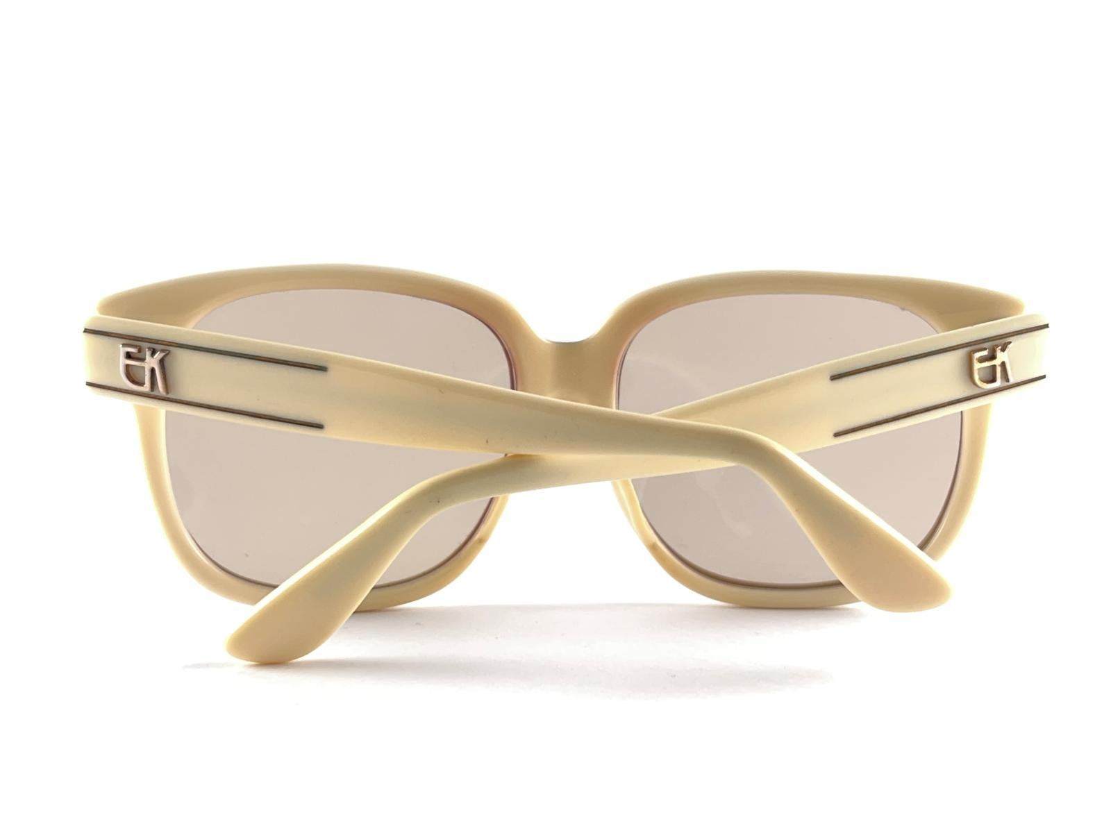Lunettes de soleil vintage Emmanuelle Khanh beige surdimensionnées 1970's Made In France en vente 4