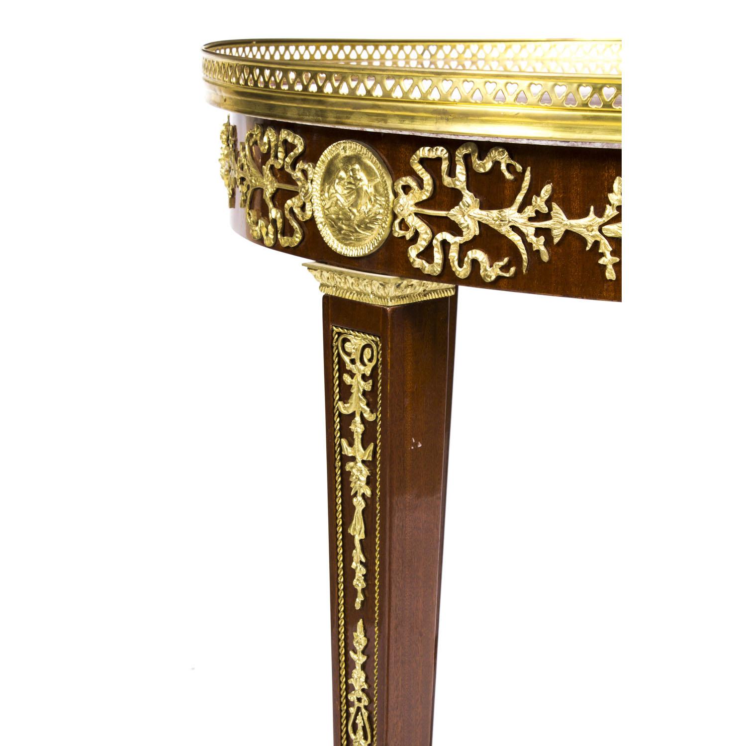 Table d'appoint vintage de style néo-empire avec plateau en marbre et ornementation en bronze doré, 20ème siècle en vente 4