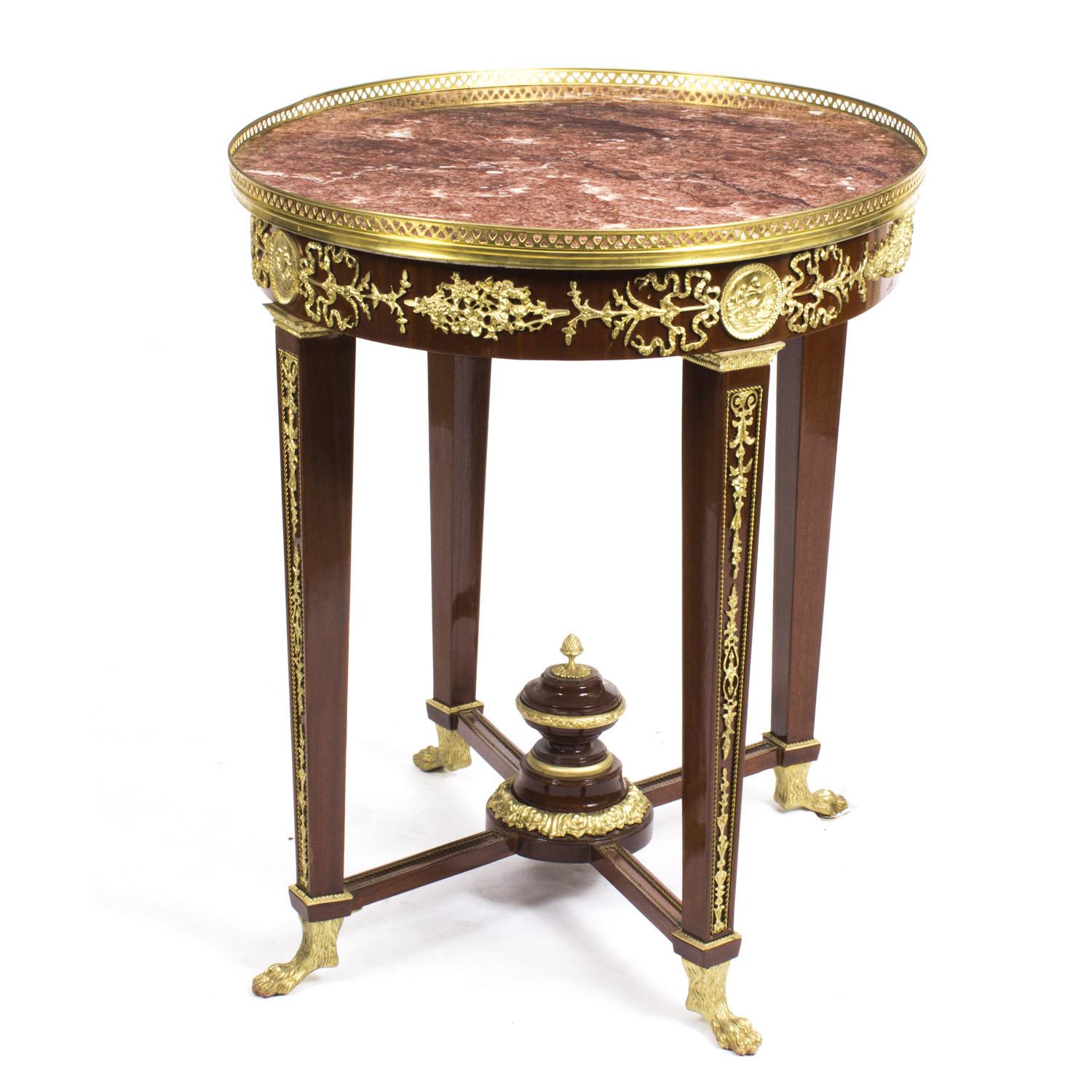 Table d'appoint vintage de style néo-empire avec plateau en marbre et ornementation en bronze doré, 20ème siècle en vente 8