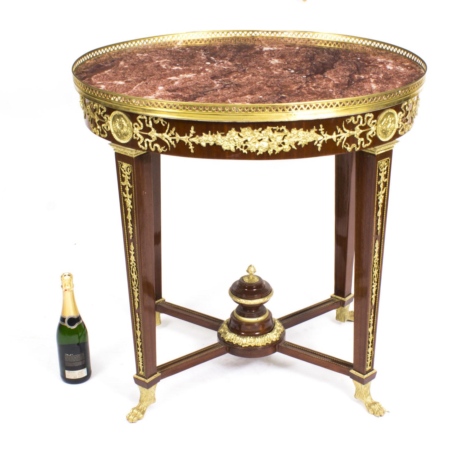 Table d'appoint vintage de style néo-empire avec plateau en marbre et ornementation en bronze doré, 20ème siècle en vente 9