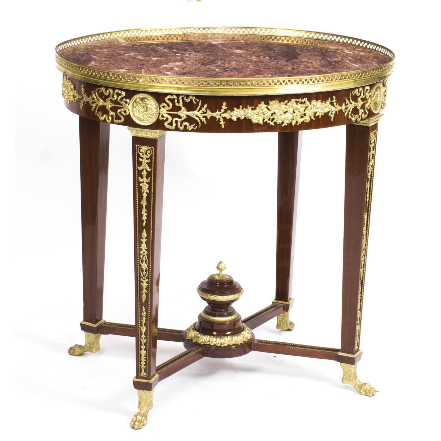 Table d'appoint vintage de style néo-empire avec plateau en marbre et ornementation en bronze doré, 20ème siècle en vente 10