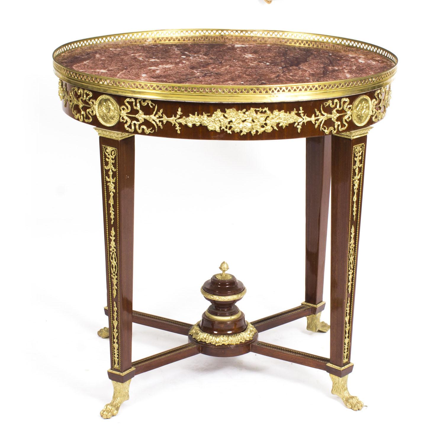 Il s'agit d'une belle table d'appoint de style néo-Empire avec une fabuleuse décoration en bronze doré typique de la période Empire et un plateau en marbre 