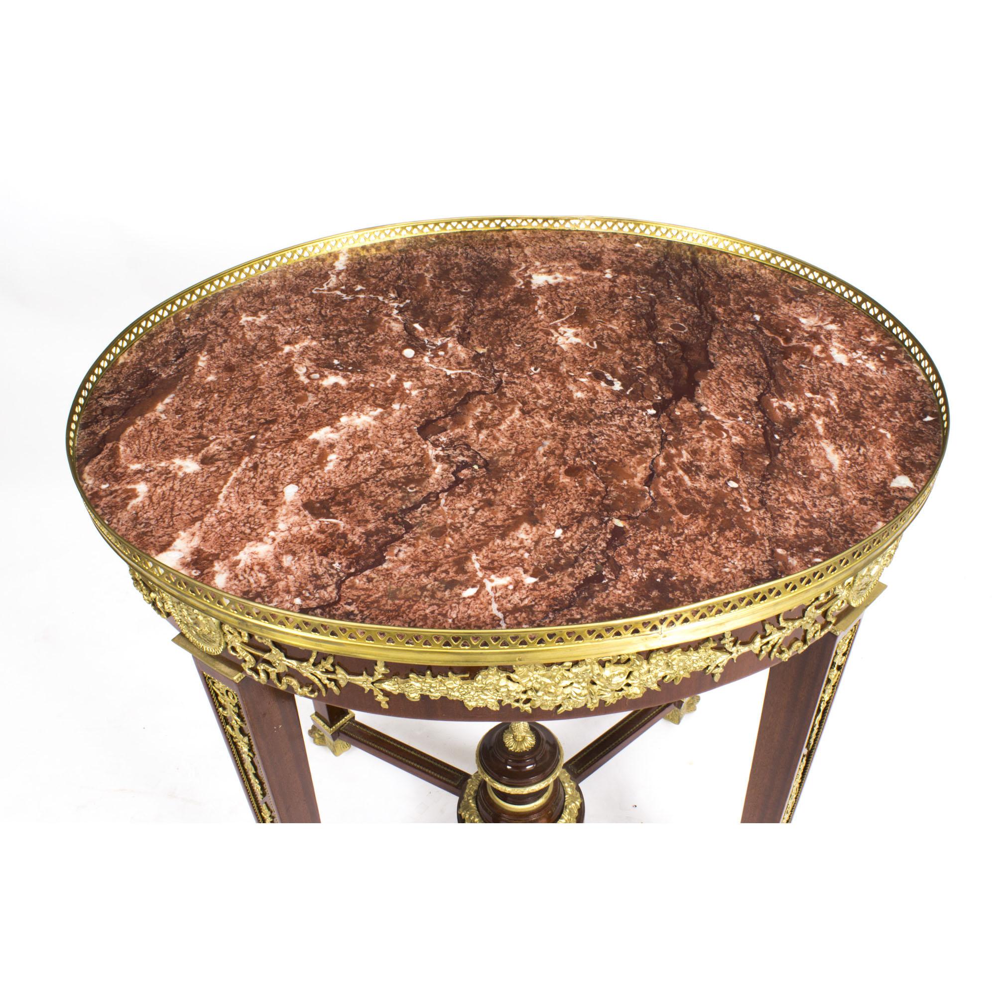 Néo-empire Table d'appoint vintage de style néo-empire avec plateau en marbre et ornementation en bronze doré, 20ème siècle en vente