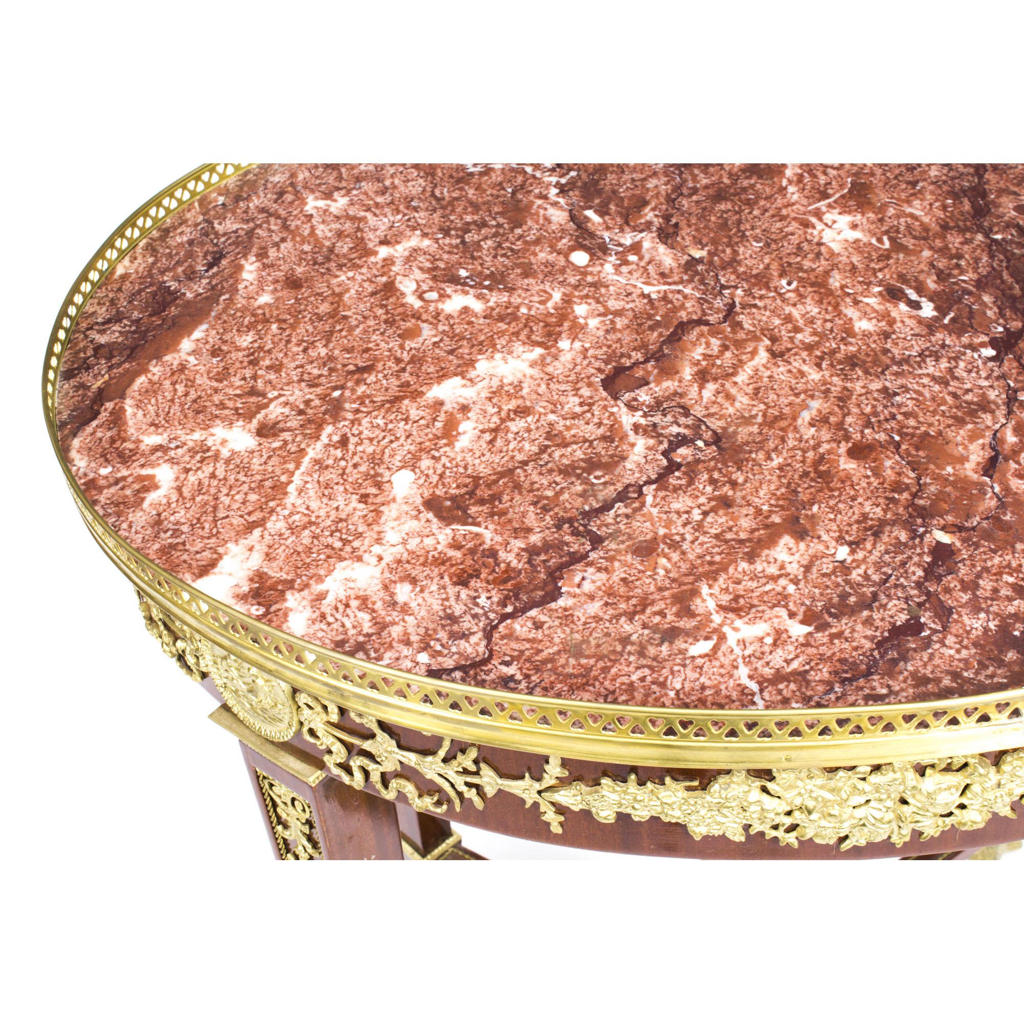 Table d'appoint vintage de style néo-empire avec plateau en marbre et ornementation en bronze doré, 20ème siècle Bon état - En vente à London, GB