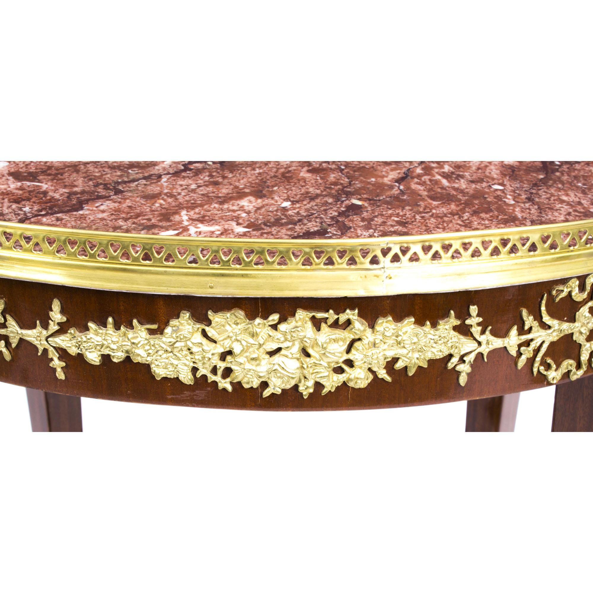 Bronze doré Table d'appoint vintage de style néo-empire avec plateau en marbre et ornementation en bronze doré, 20ème siècle en vente
