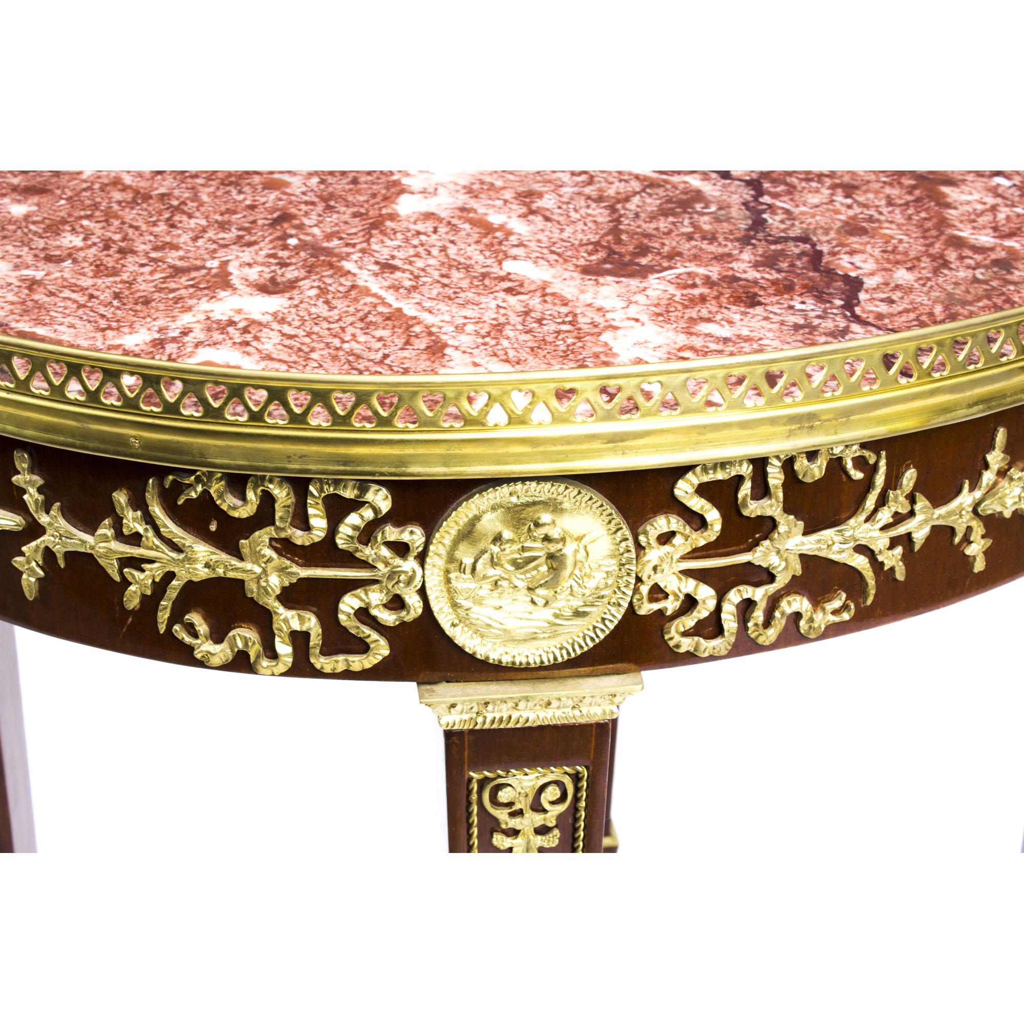 Table d'appoint vintage de style néo-empire avec plateau en marbre et ornementation en bronze doré, 20ème siècle en vente 1