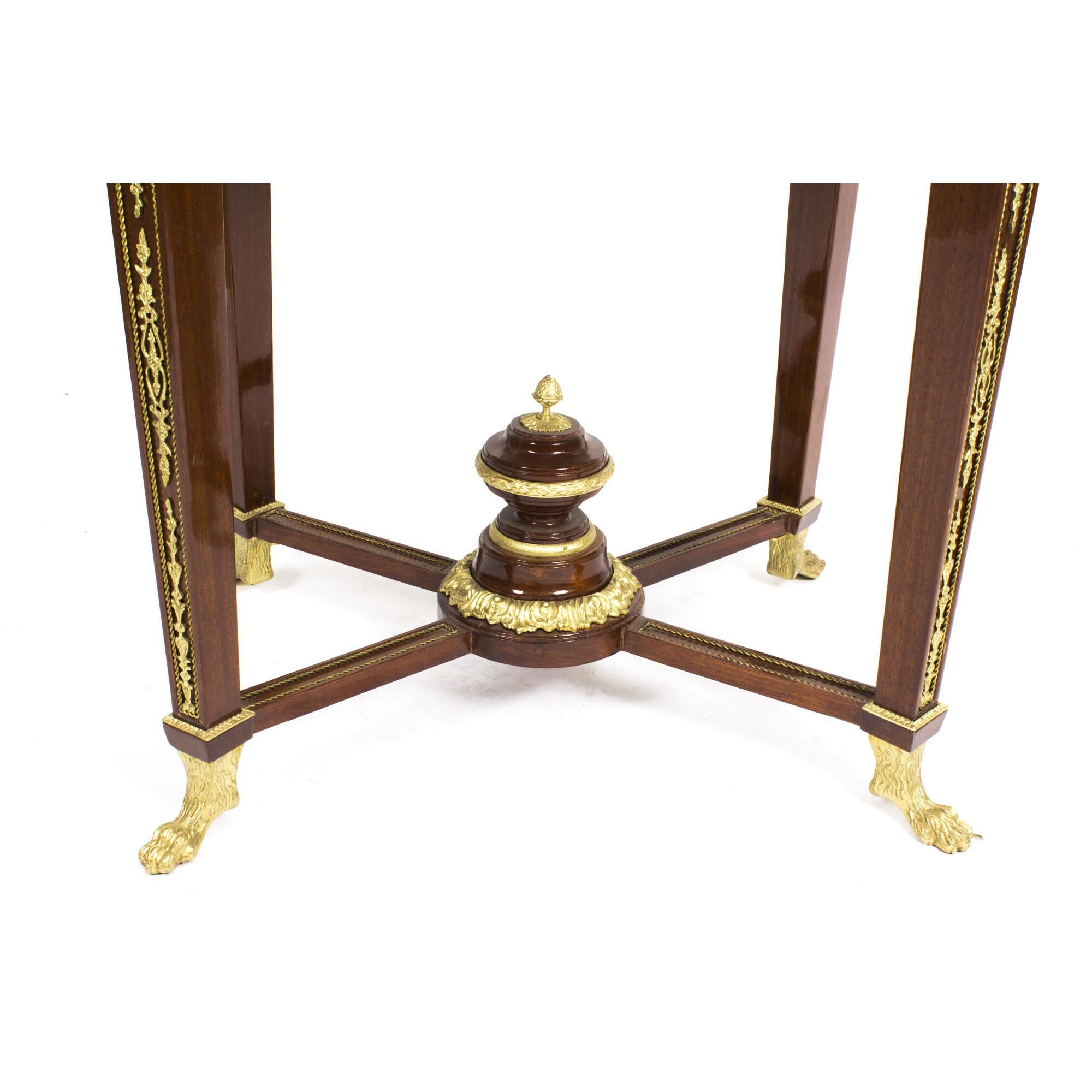 Table d'appoint vintage de style néo-empire avec plateau en marbre et ornementation en bronze doré, 20ème siècle en vente 2