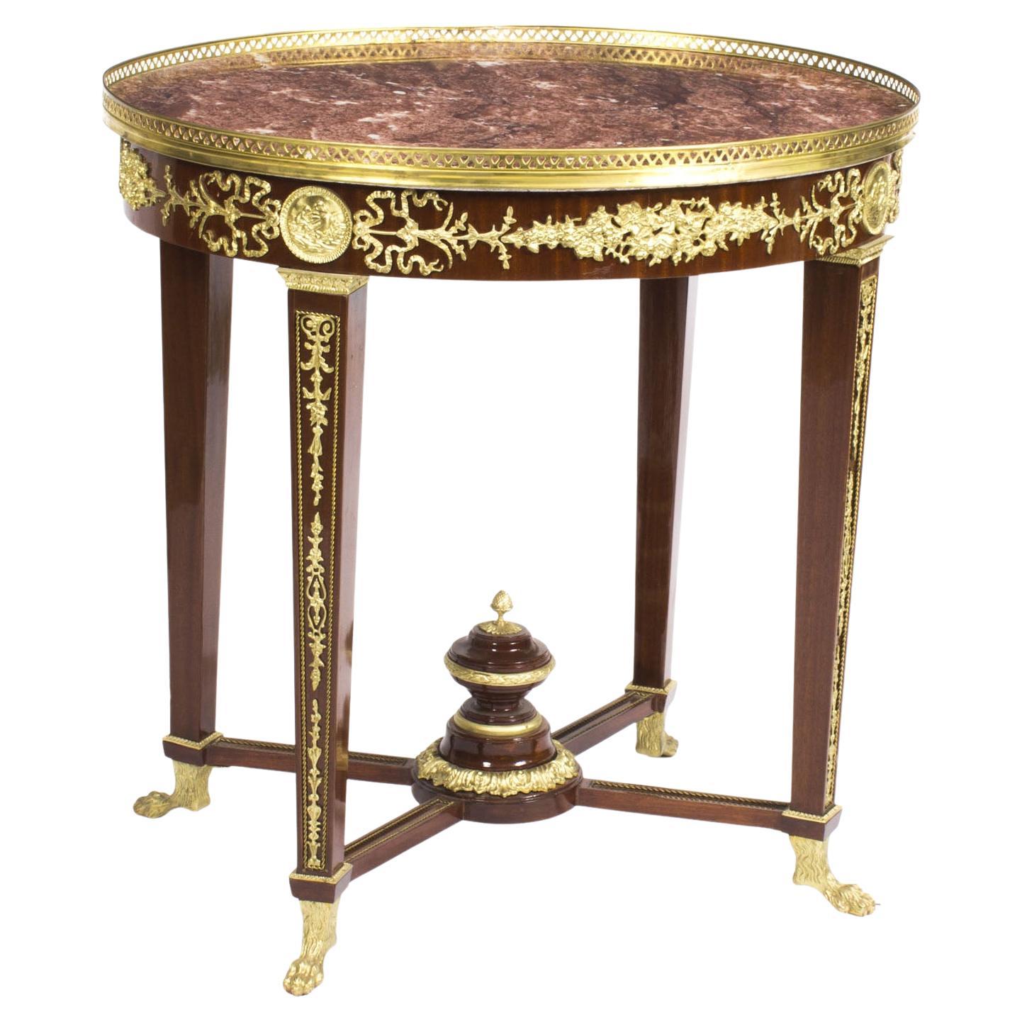 Table d'appoint vintage de style néo-empire avec plateau en marbre et ornementation en bronze doré, 20ème siècle en vente
