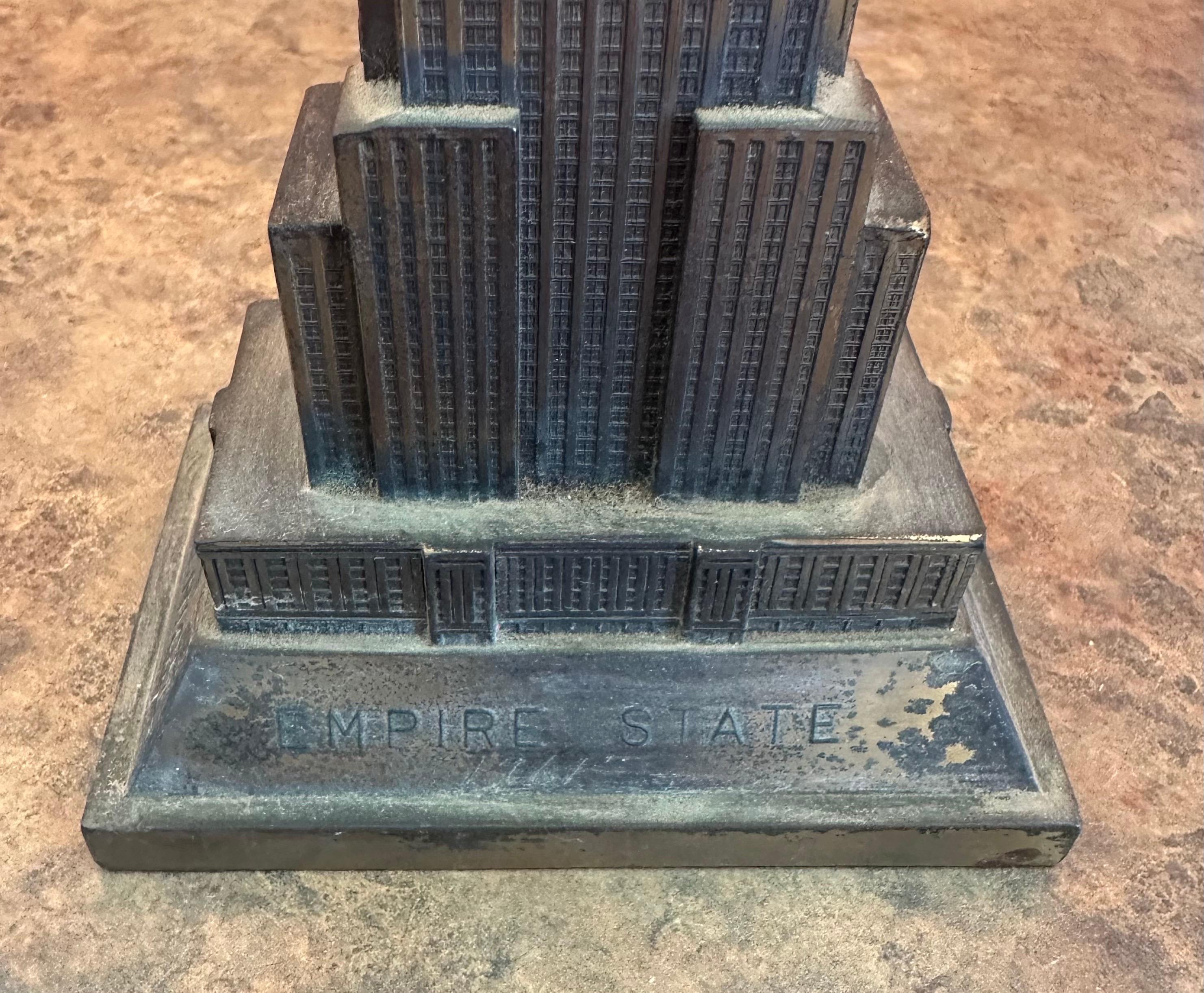 Modèle vintage de l'Empire State Building en métal en vente 3