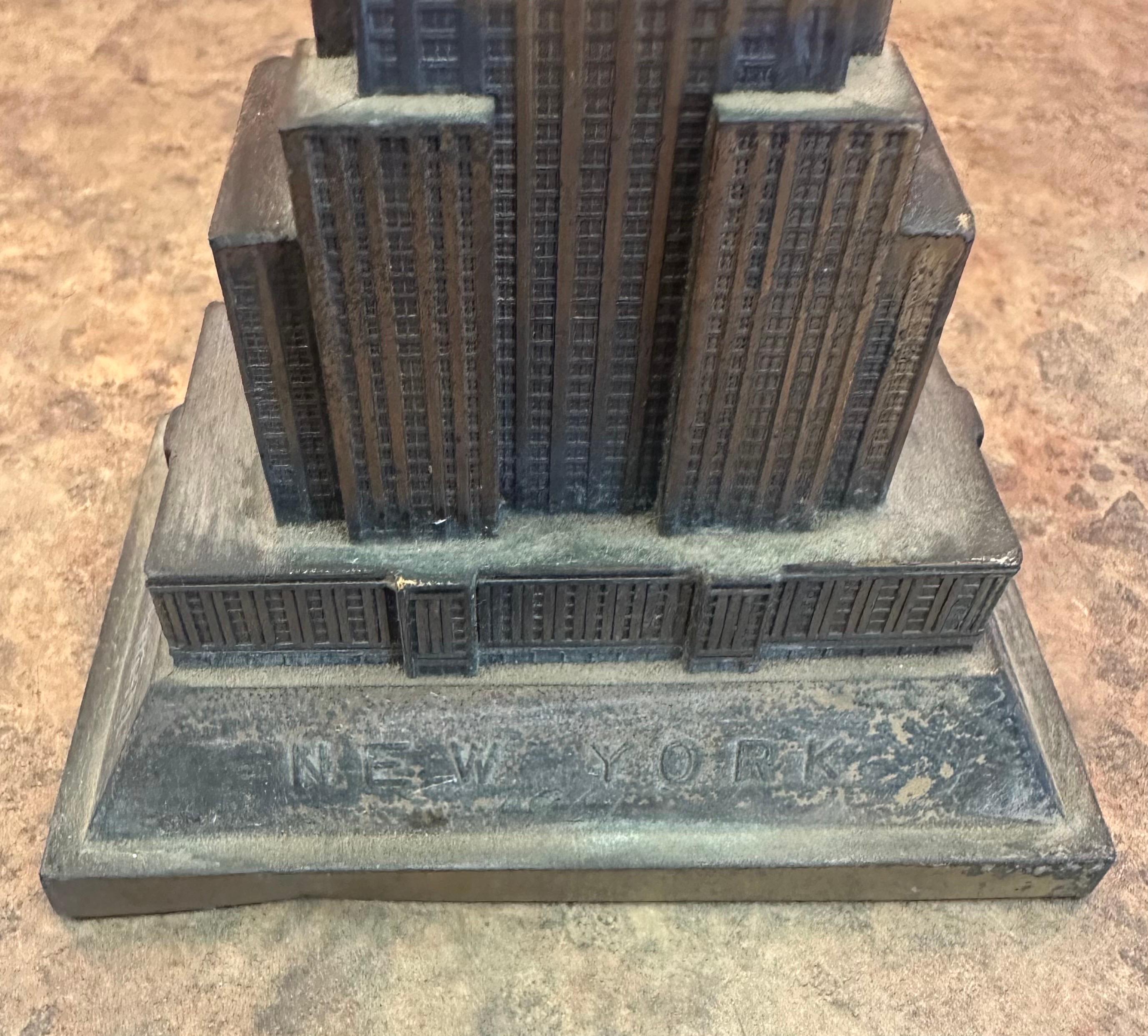 Modèle vintage de l'Empire State Building en métal en vente 4