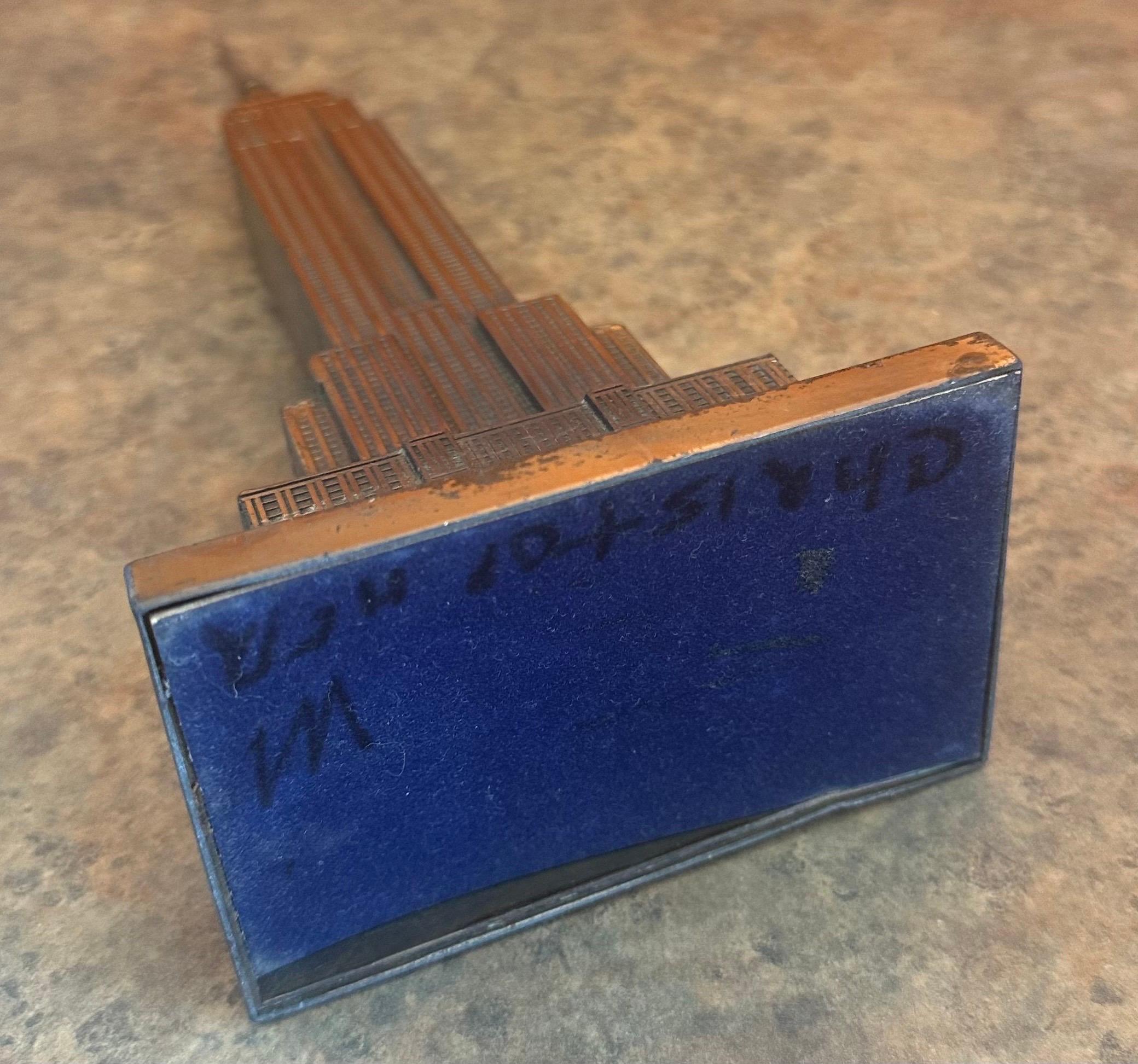 Modèle vintage de l'Empire State Building en métal en vente 5