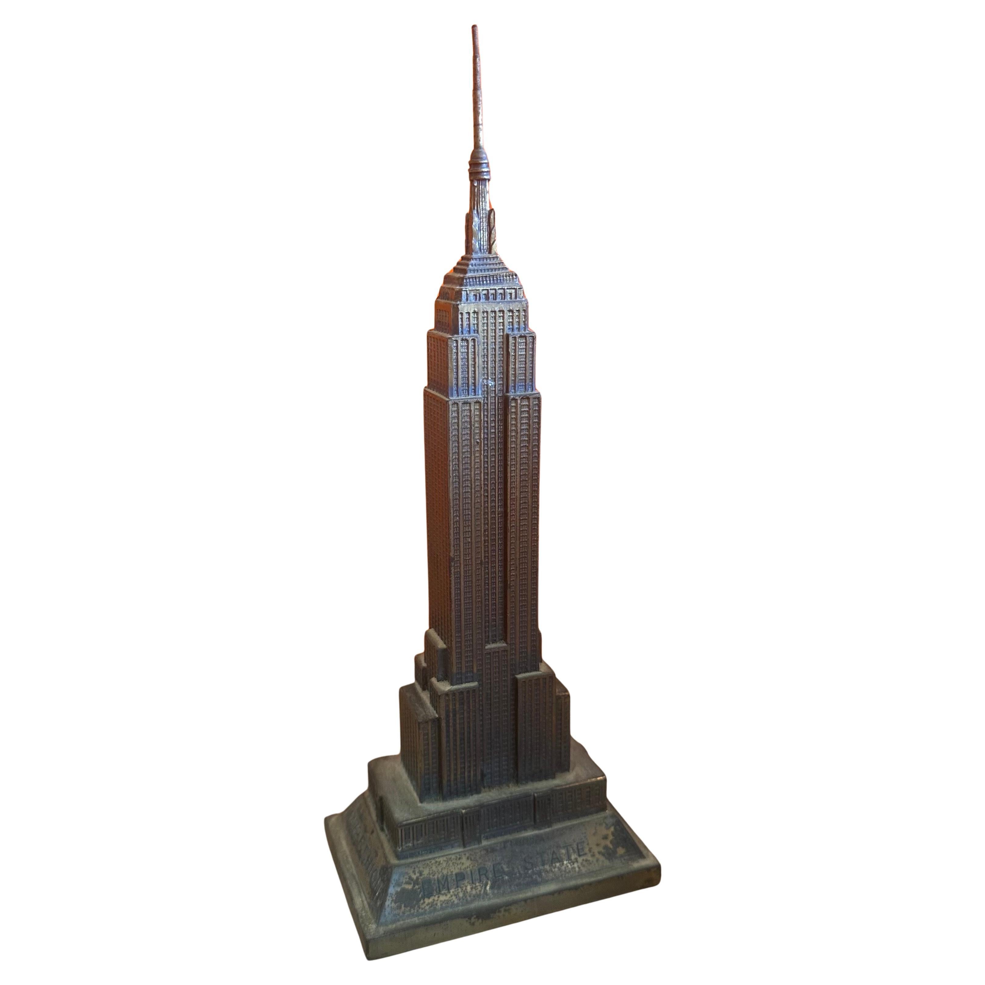 Modèle vintage de l'Empire State Building en métal en vente 6