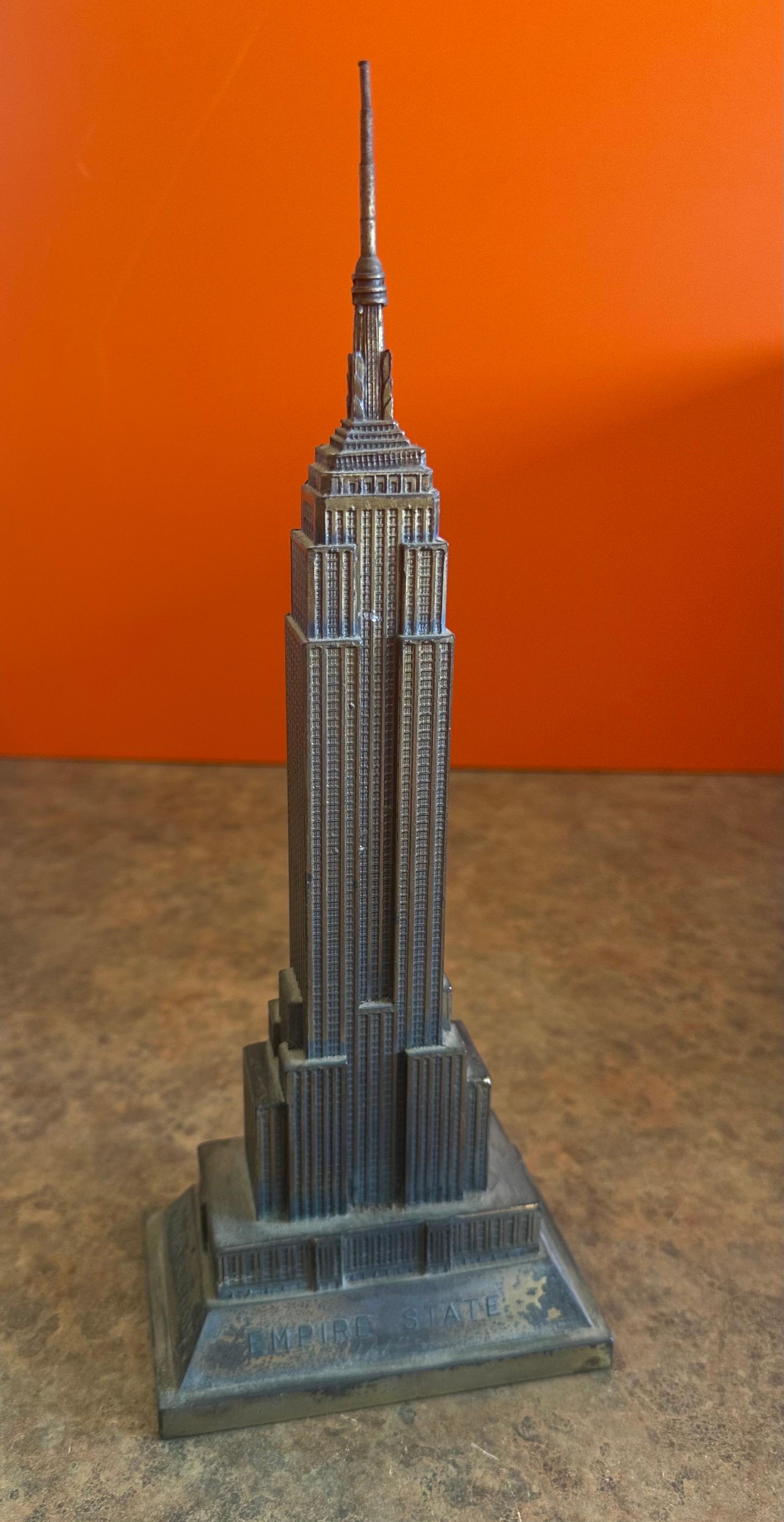 Mid-Century Modern Modèle vintage de l'Empire State Building en métal en vente