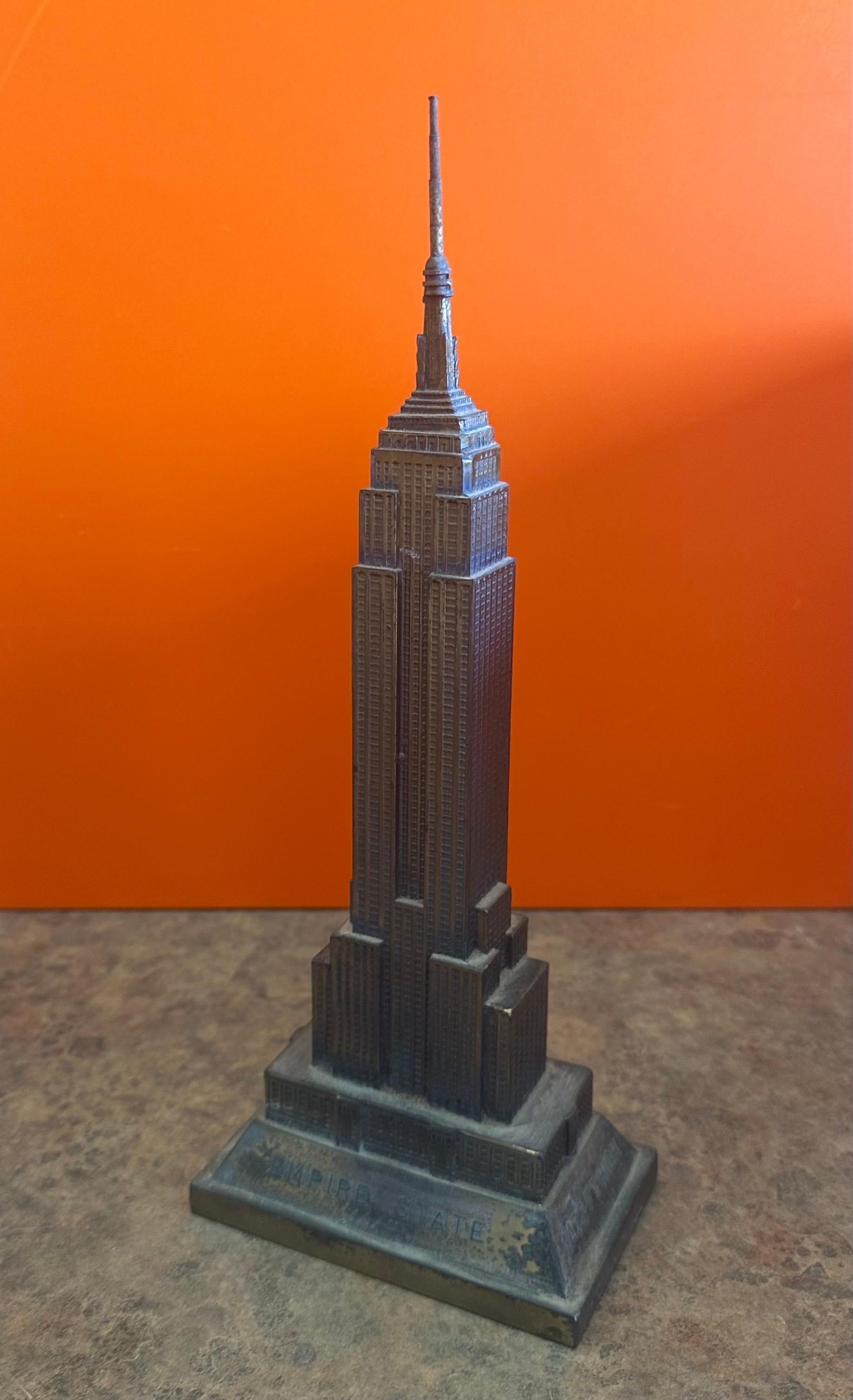 Américain Modèle vintage de l'Empire State Building en métal en vente
