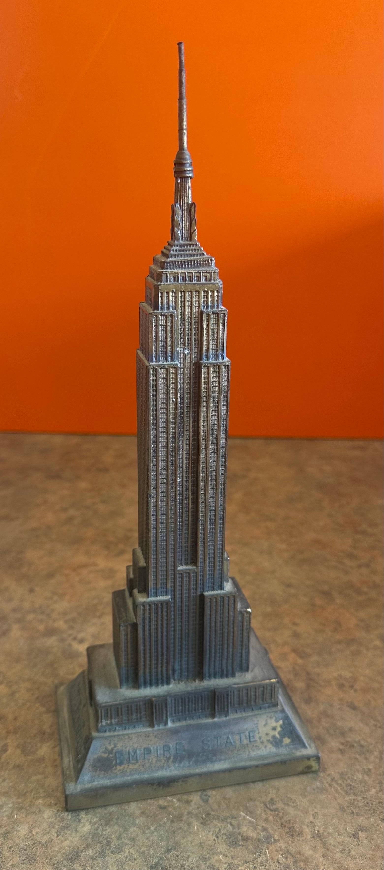 Modèle vintage de l'Empire State Building en métal Bon état - En vente à San Diego, CA