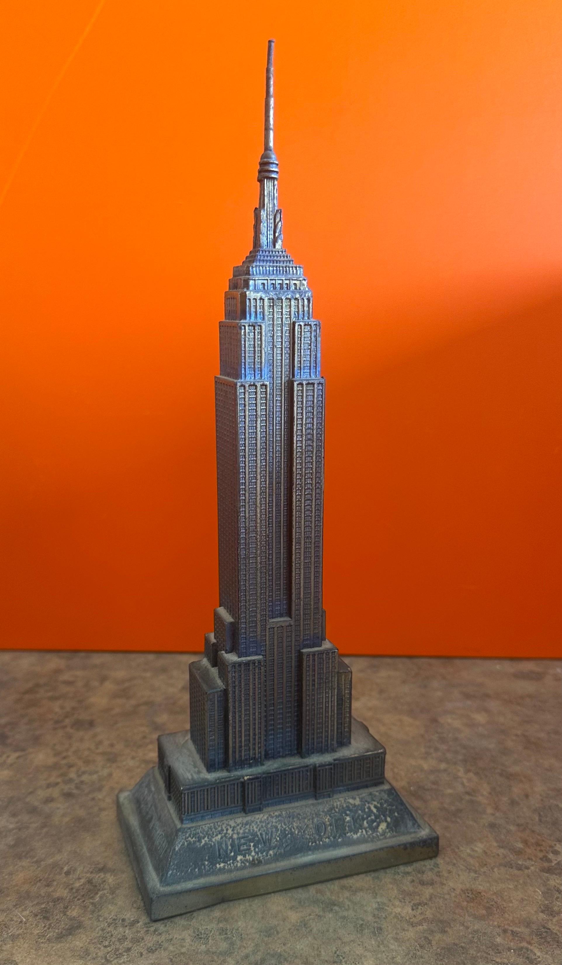 20ième siècle Modèle vintage de l'Empire State Building en métal en vente