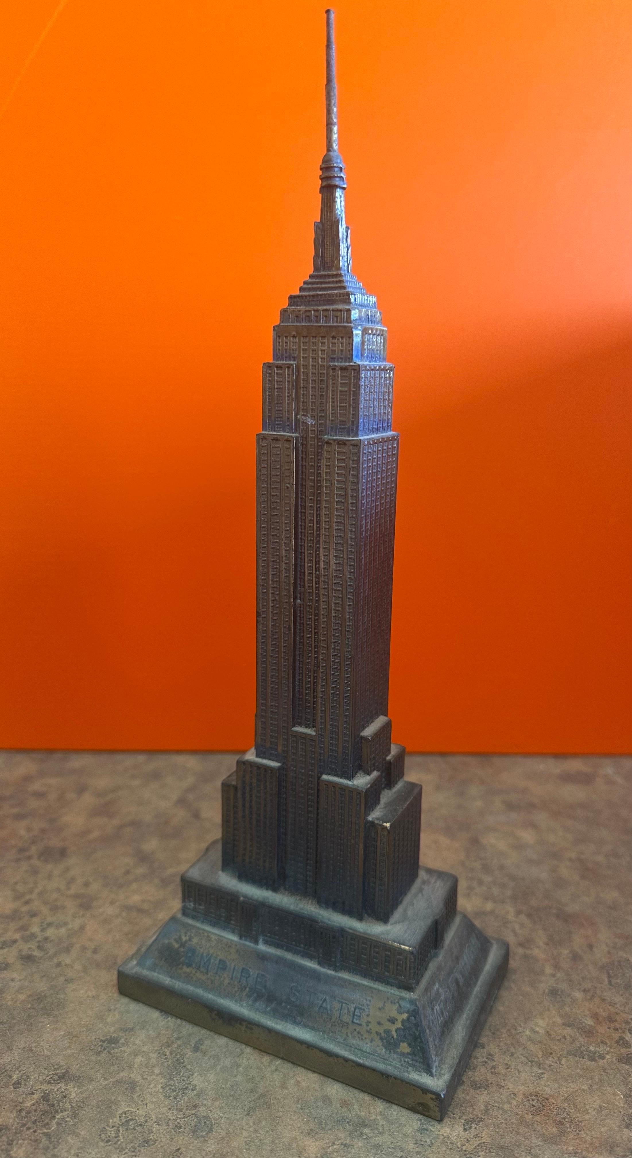 Métal Modèle vintage de l'Empire State Building en métal en vente