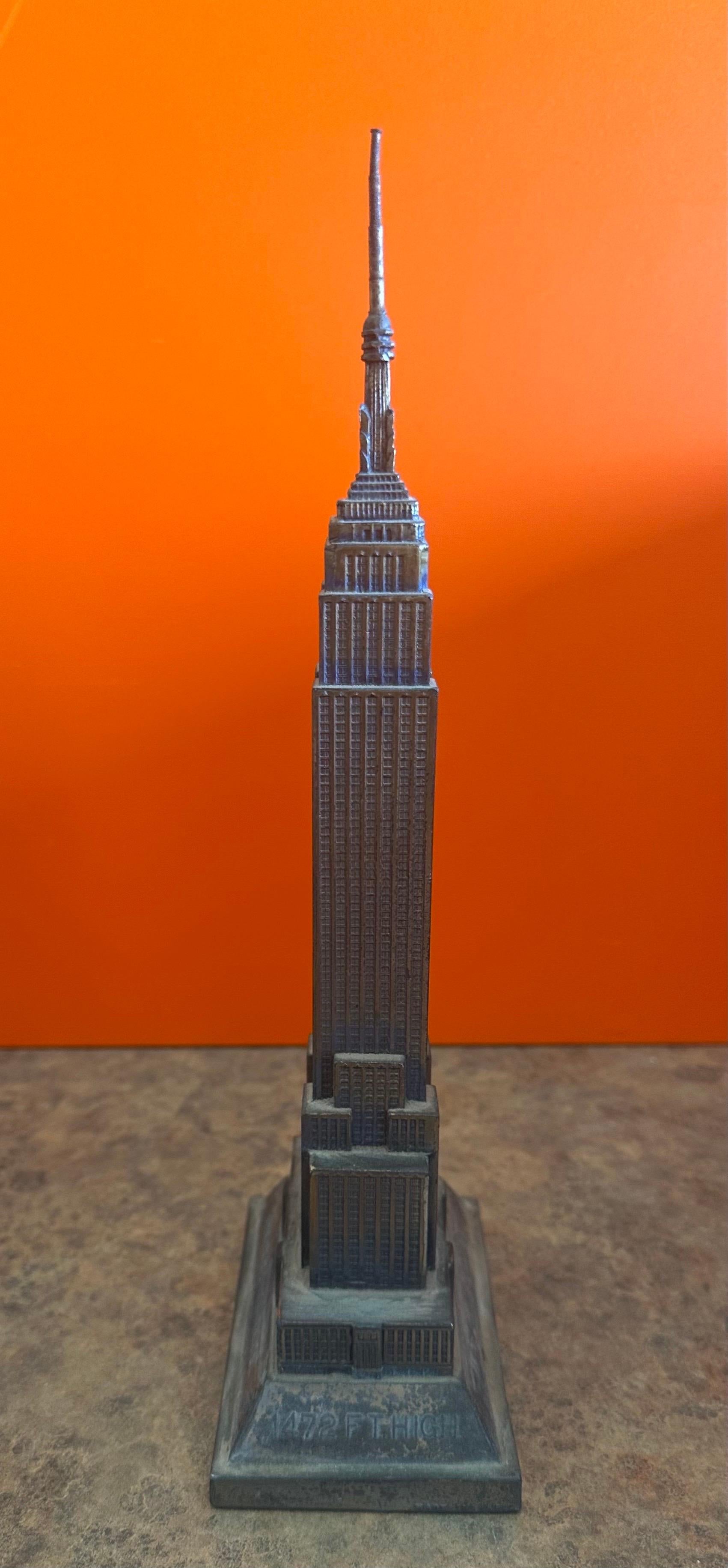 Modèle vintage de l'Empire State Building en métal en vente 1