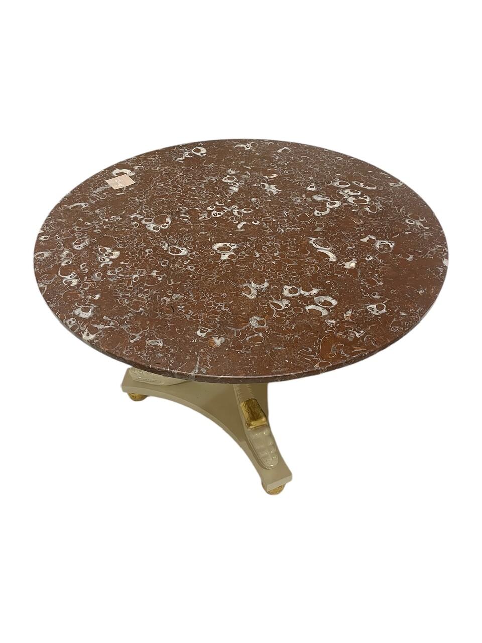 Abbraccia il fascino del lusso vintage con il Tavolo con piedistallo in stile impero dorato. Il piano in marmo Rojo e la base laccata avorio sono raffinati, mentre gli accenti dorati ne esaltano l'eleganza. Ornato da coccodrilli intricatamente