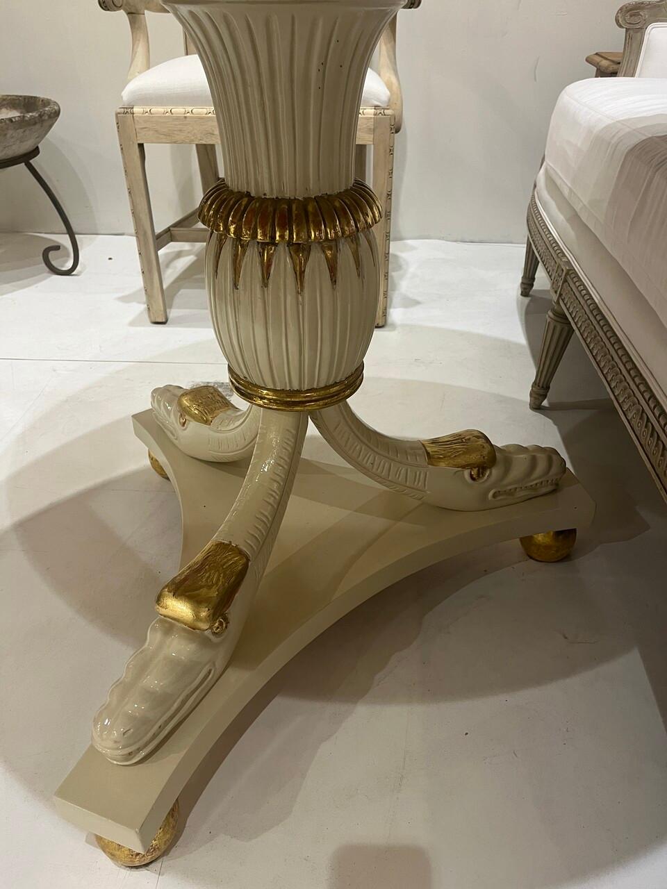 Intagliato Tavolo con piedistallo dorato in stile impero vintage con marmo rojo in vendita