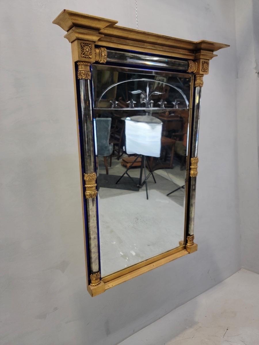 Vergoldeter Vintage-Wandspiegel im Empire-Stil mit abgeschrägten Glaskanten und kobaltblauer Verzierung im Zustand „Gut“ im Angebot in Chicago, IL