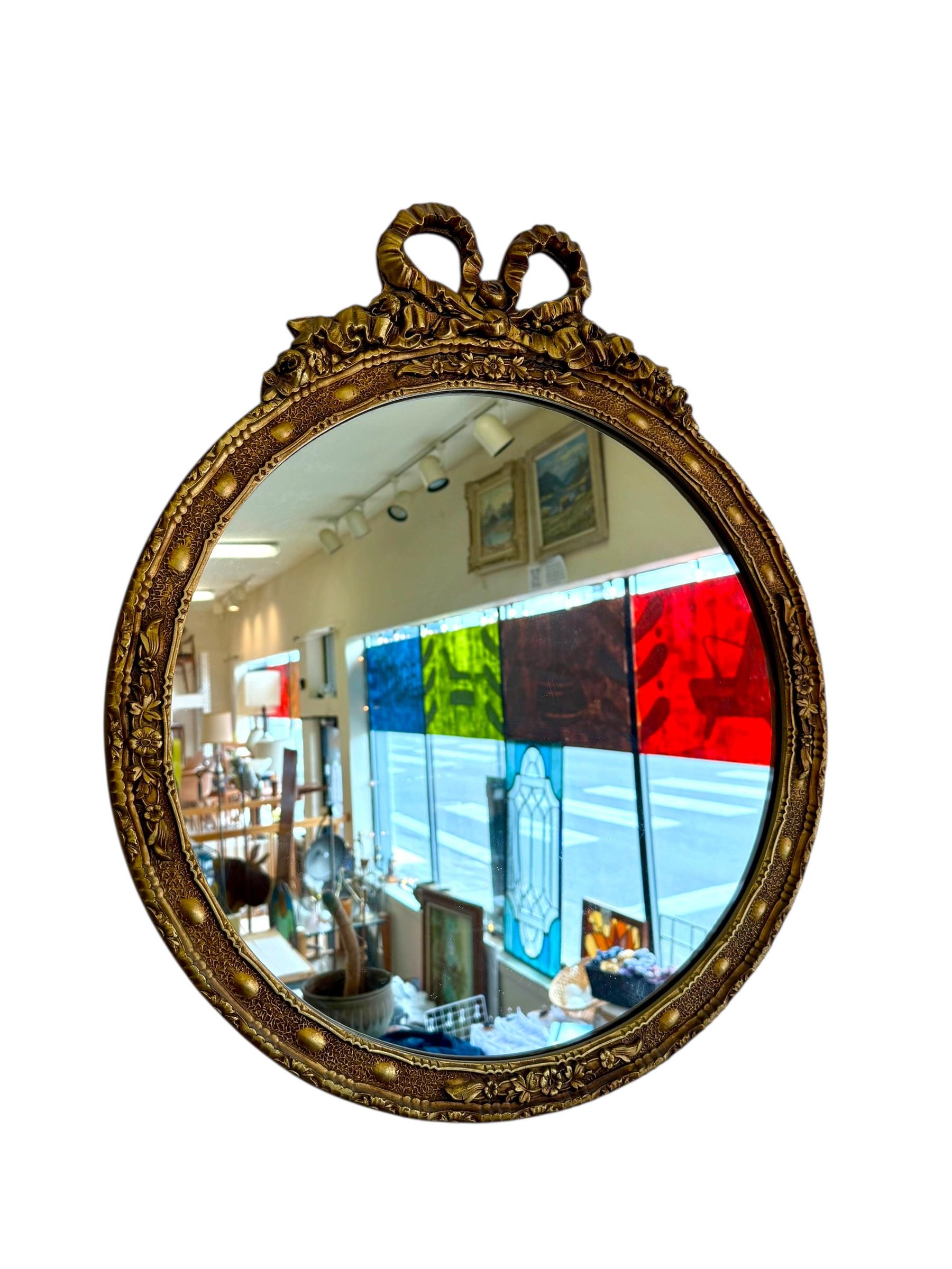 Mid-Century Modern Miroir rond vintage de style Empire avec cadre en bois doré en vente