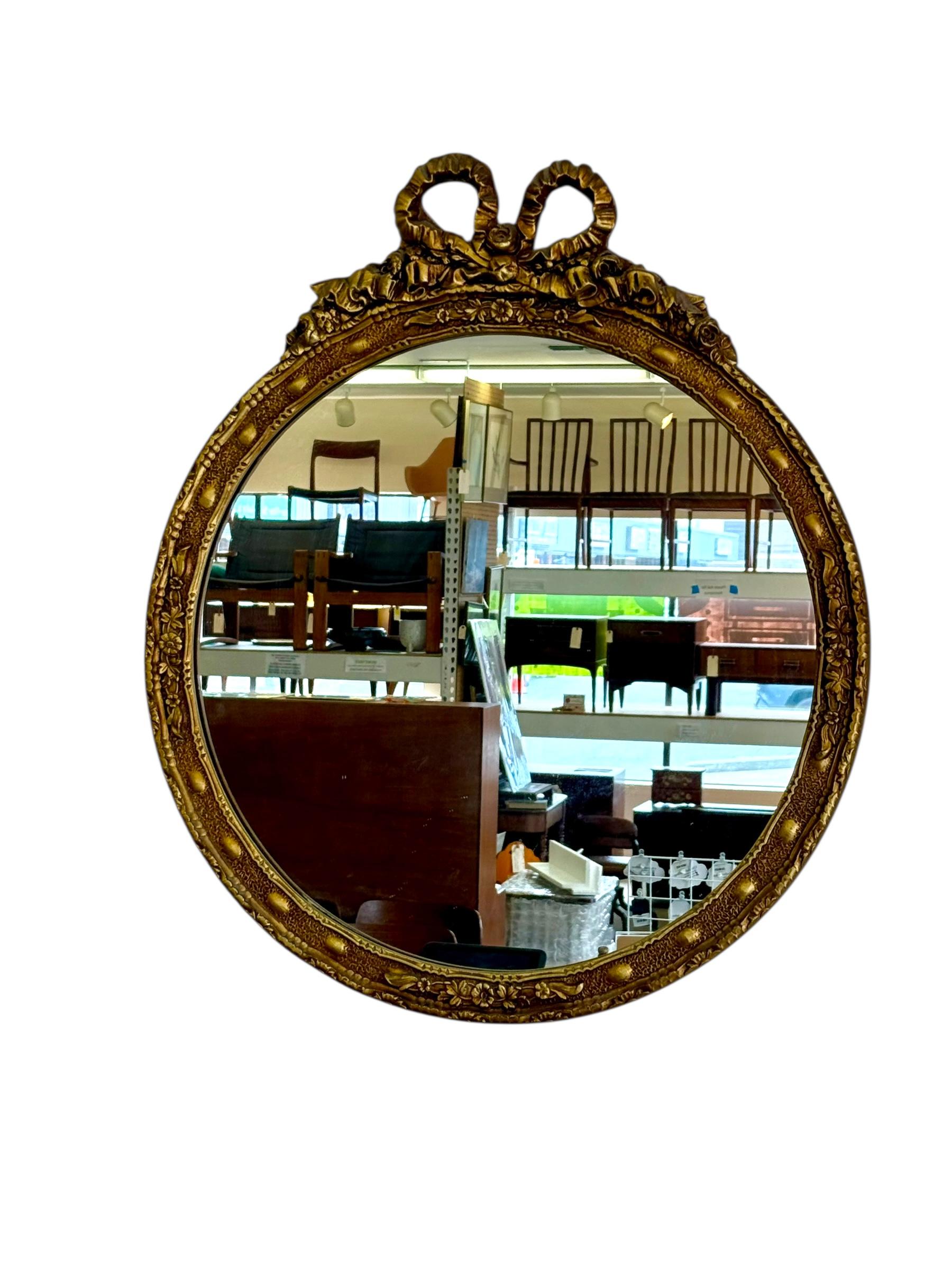 Miroir rond vintage de style Empire avec cadre en bois doré Bon état - En vente à Seattle, WA