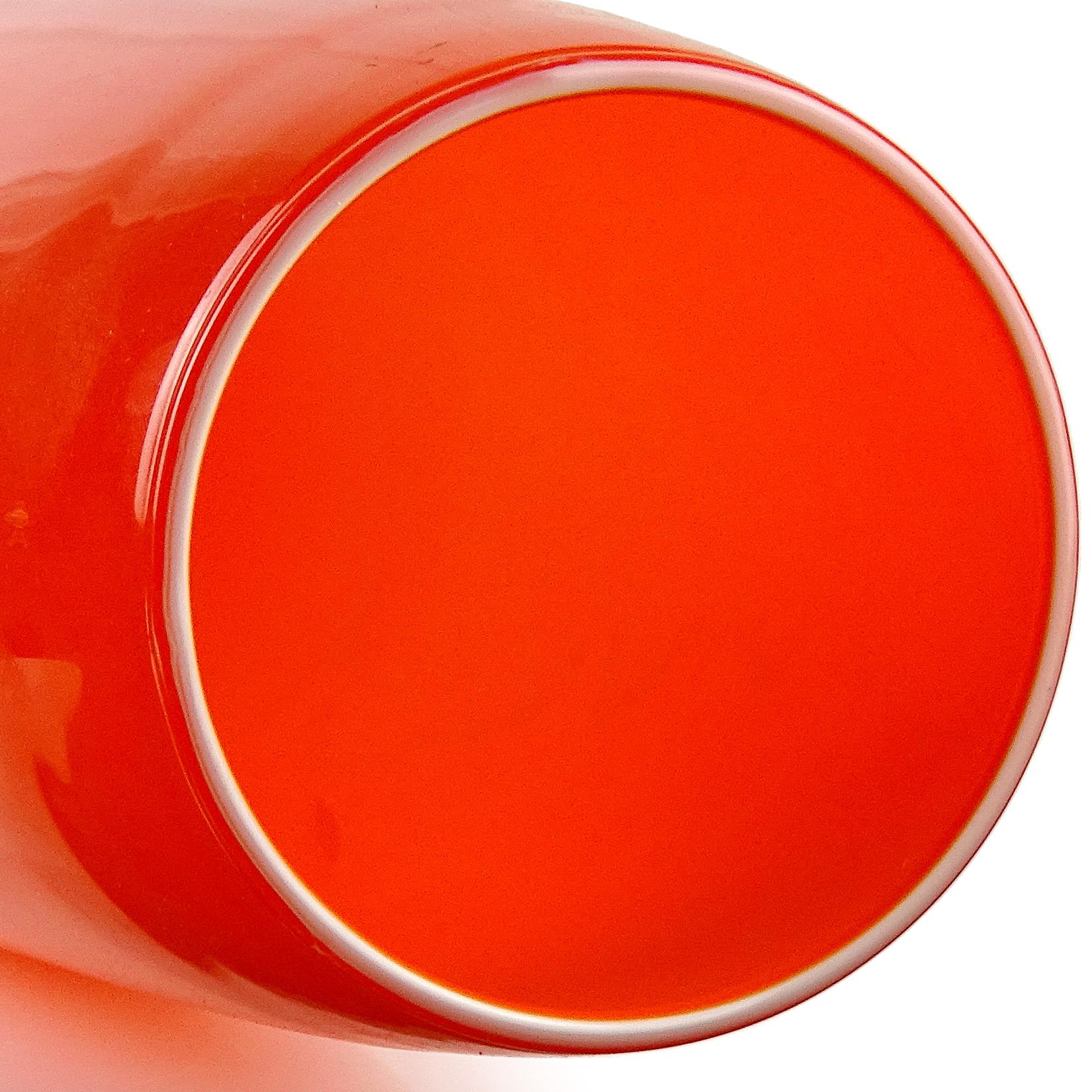 Grand vase ou porte-parapluie vintage, soufflé à la main, en verre d'art italien orange vif. Attribué à la société Empoli, vers les années 1960-1970. La pièce mesure 18 3/4