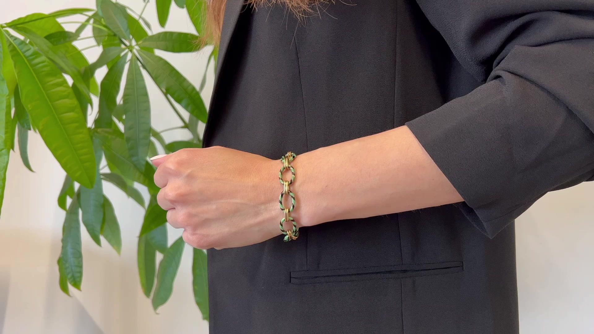 Ein Vintage Emaille 14k Gelbgold Link-Armband. Aus 14 Karat Gelbgold mit grüner und schwarzer Emaille mit Reinheitszeichen. Circa 1970. Das Armband misst 7