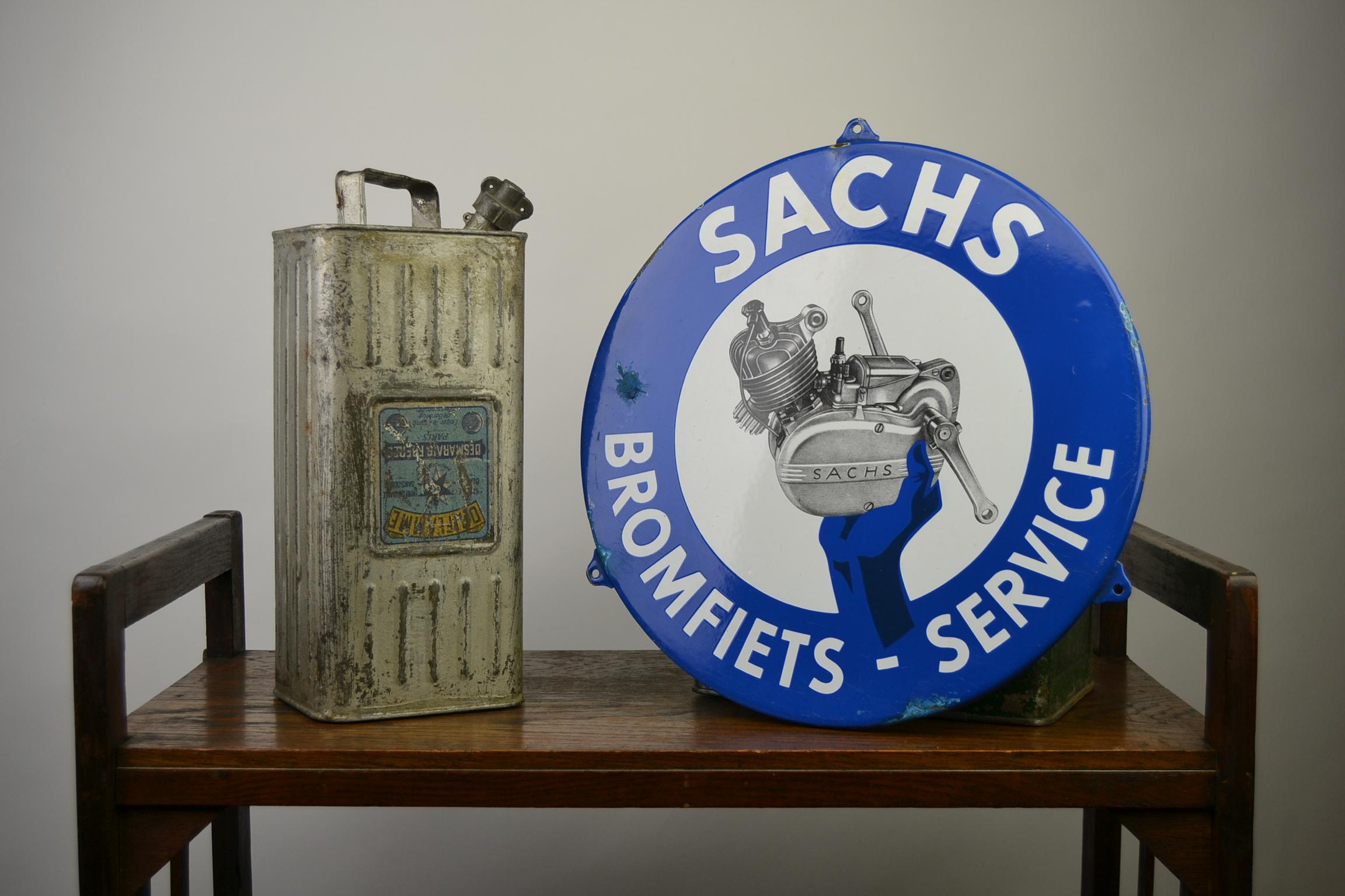 Rare enamel publicity sign for Sachs Motor Block 49cc.
This porcelain advertising signs were hanging by the Repair Service Points for Mopeds.
Beautiful bright blue and white colors and great picture of a very detailed Motorblock in a human