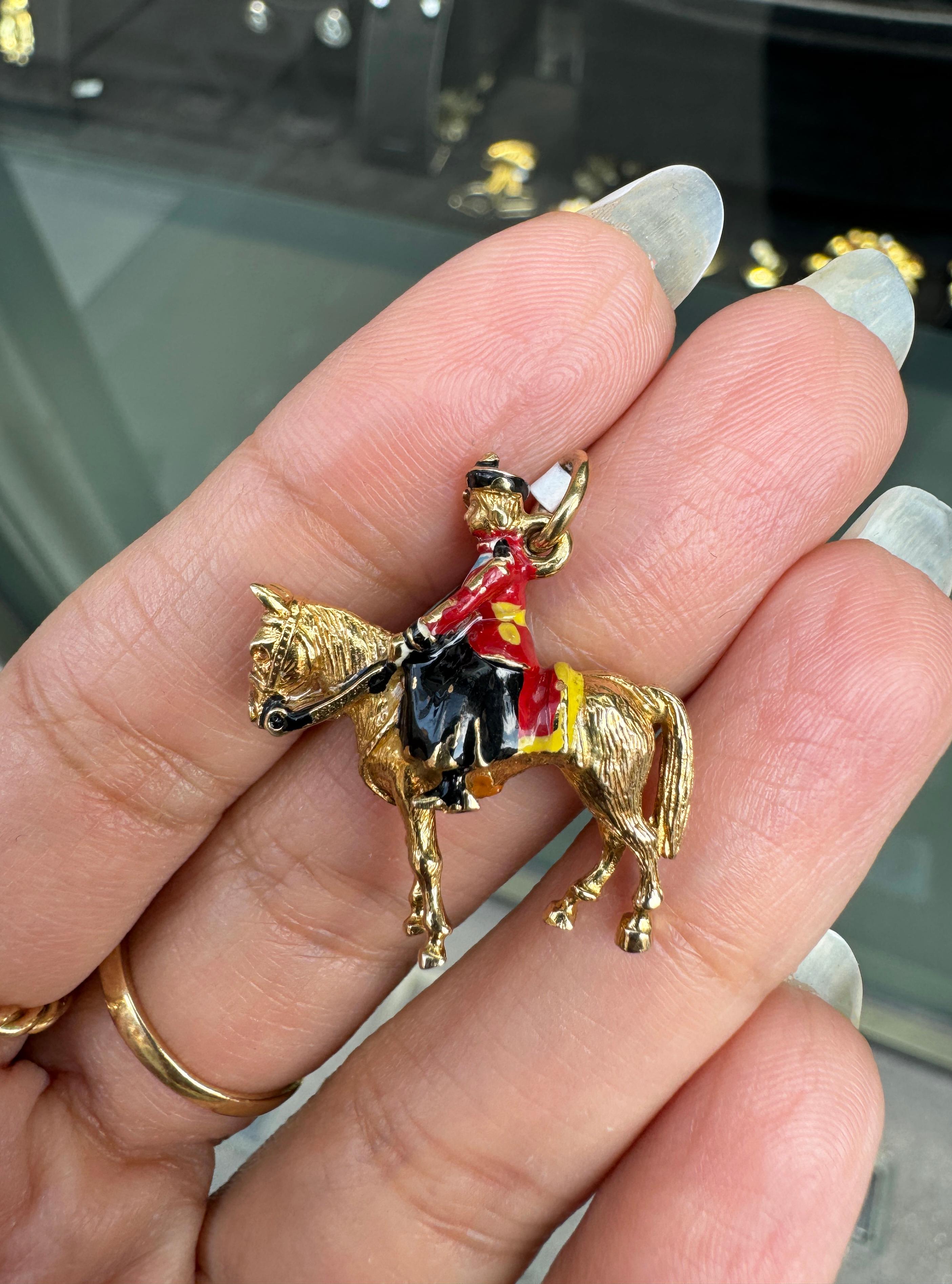 Colgante de esmalte vintage y oro amarillo de 9 quilates de la Guardia Real de la Reina y Caballo en 3D Retro en venta
