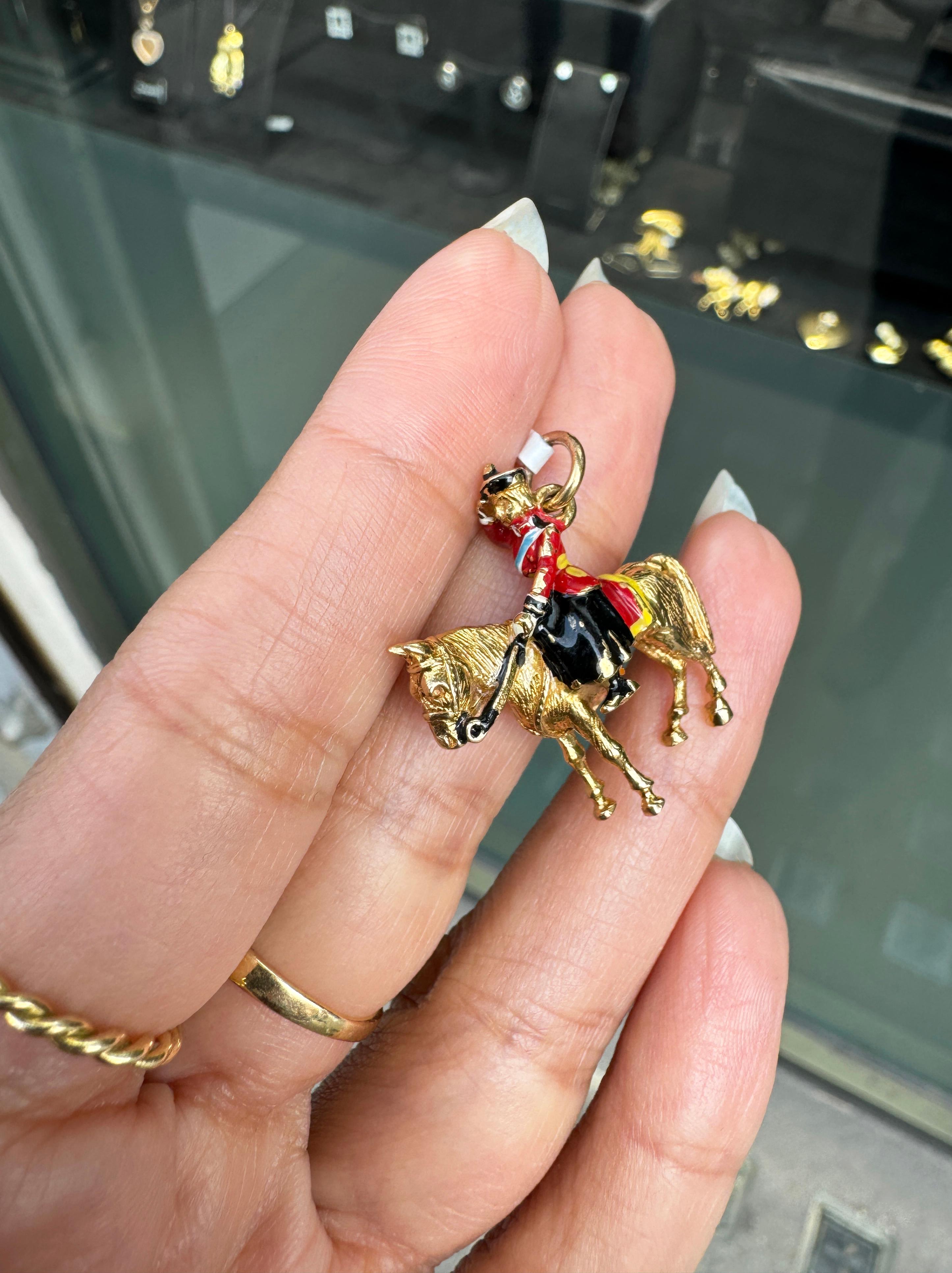 Colgante de esmalte vintage y oro amarillo de 9 quilates de la Guardia Real de la Reina y Caballo en 3D en Bueno estado para la venta en London, GB