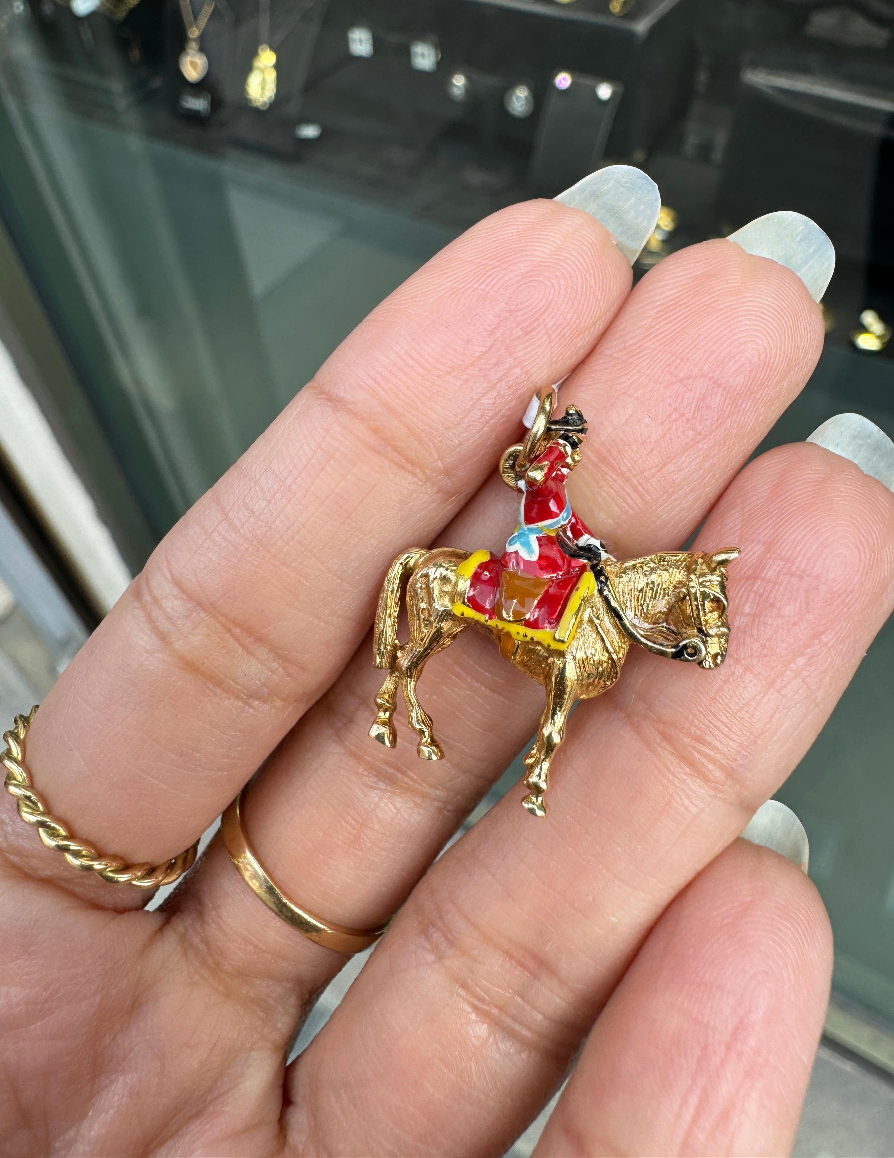 Femenino o masculino Colgante de esmalte vintage y oro amarillo de 9 quilates de la Guardia Real de la Reina y Caballo en 3D en venta