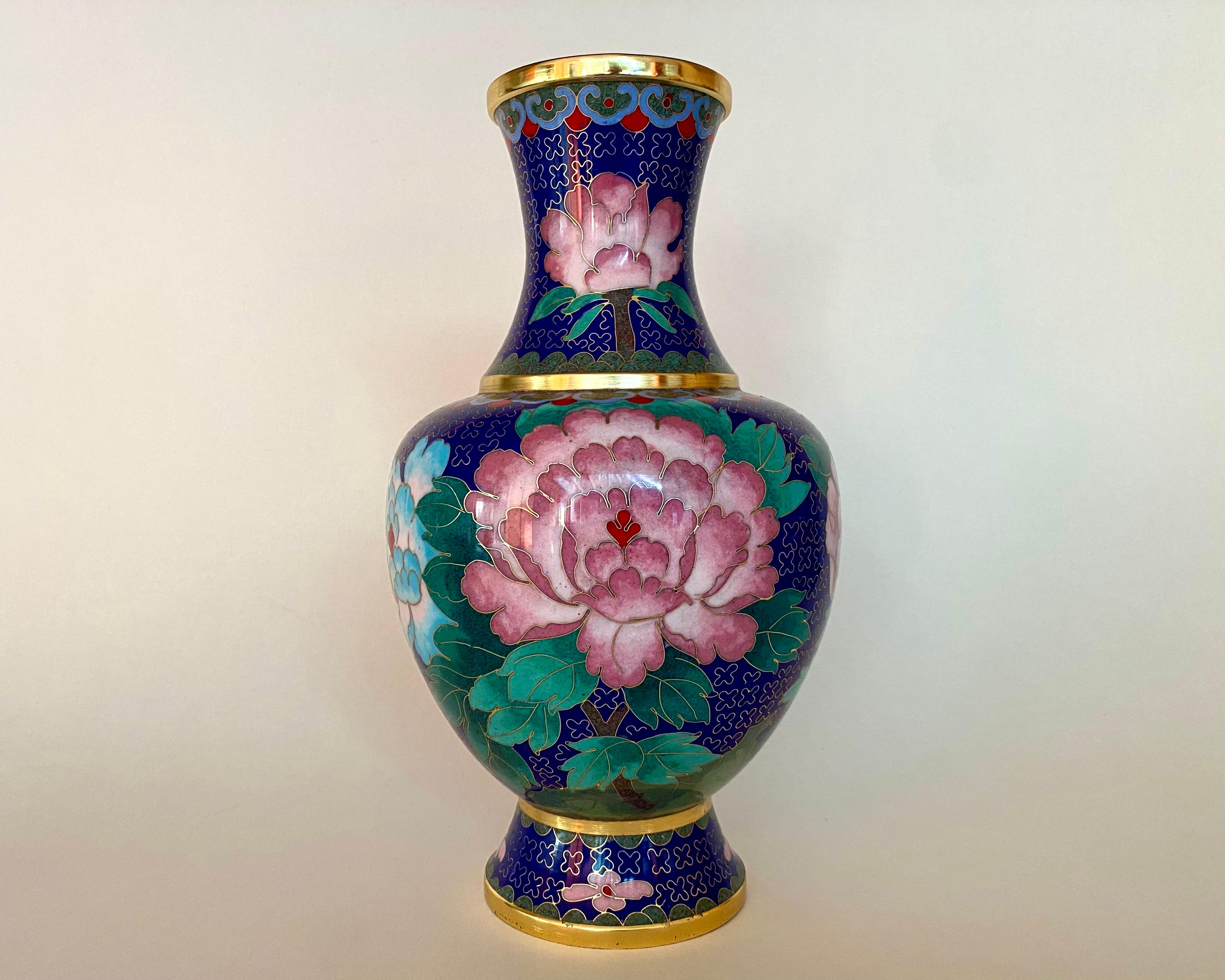 Amazing Chinese vase decorated with a multi-color painting depicting traditional flowers for oriental décor.

Created in China circa 1980s.

A subtle oriental ornament, inherent only in the cloisone technique, in combination with colorful