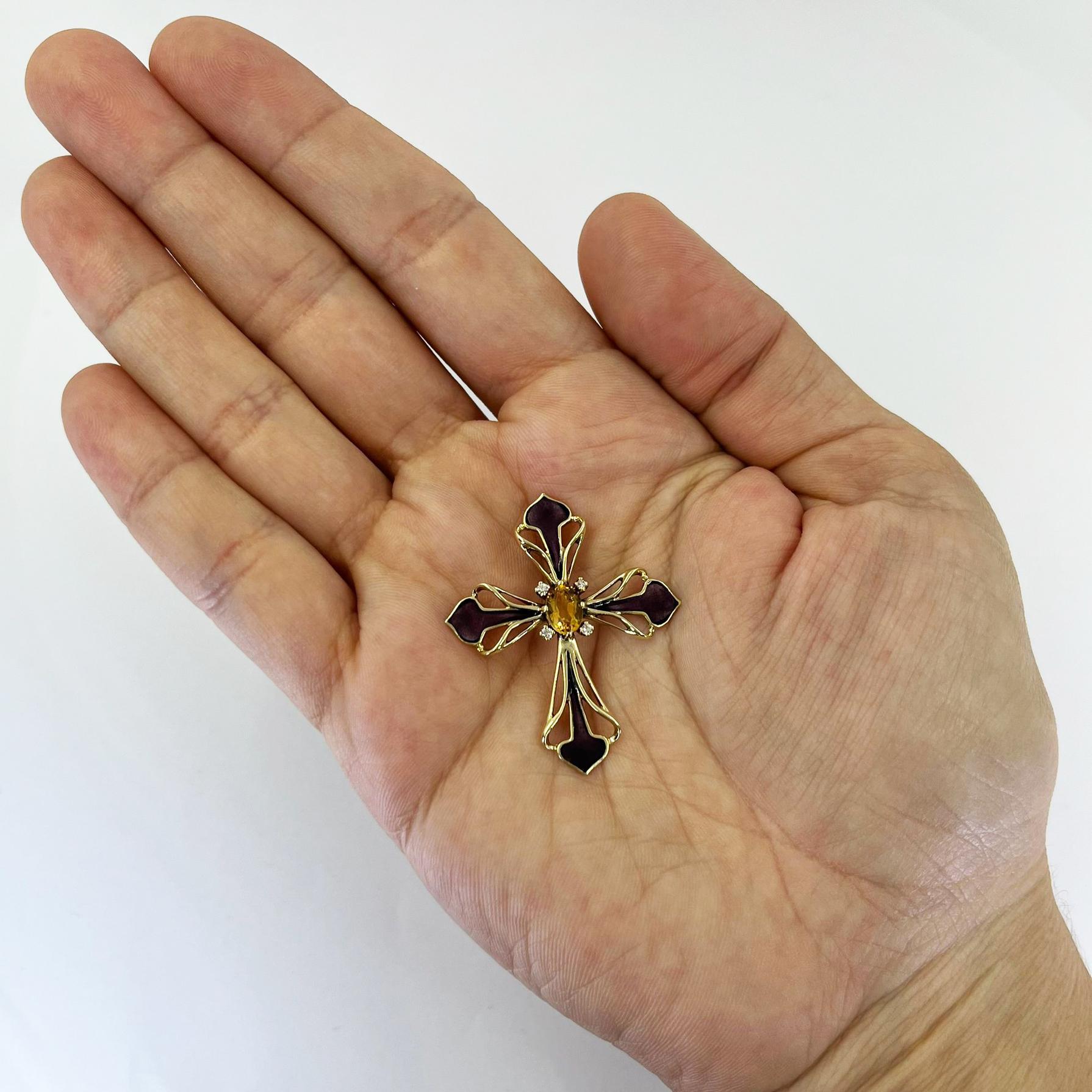 Croce in oro giallo 18 carati e smalto viola con citrino ovale da 0,50 carati e 4 diamanti rotondi di purezza SI e colore H per un totale di 0,04 carati. Lunghezza di 1,5 pollici con chiusura sul retro. Il peso finito è di 4,6 grammi.