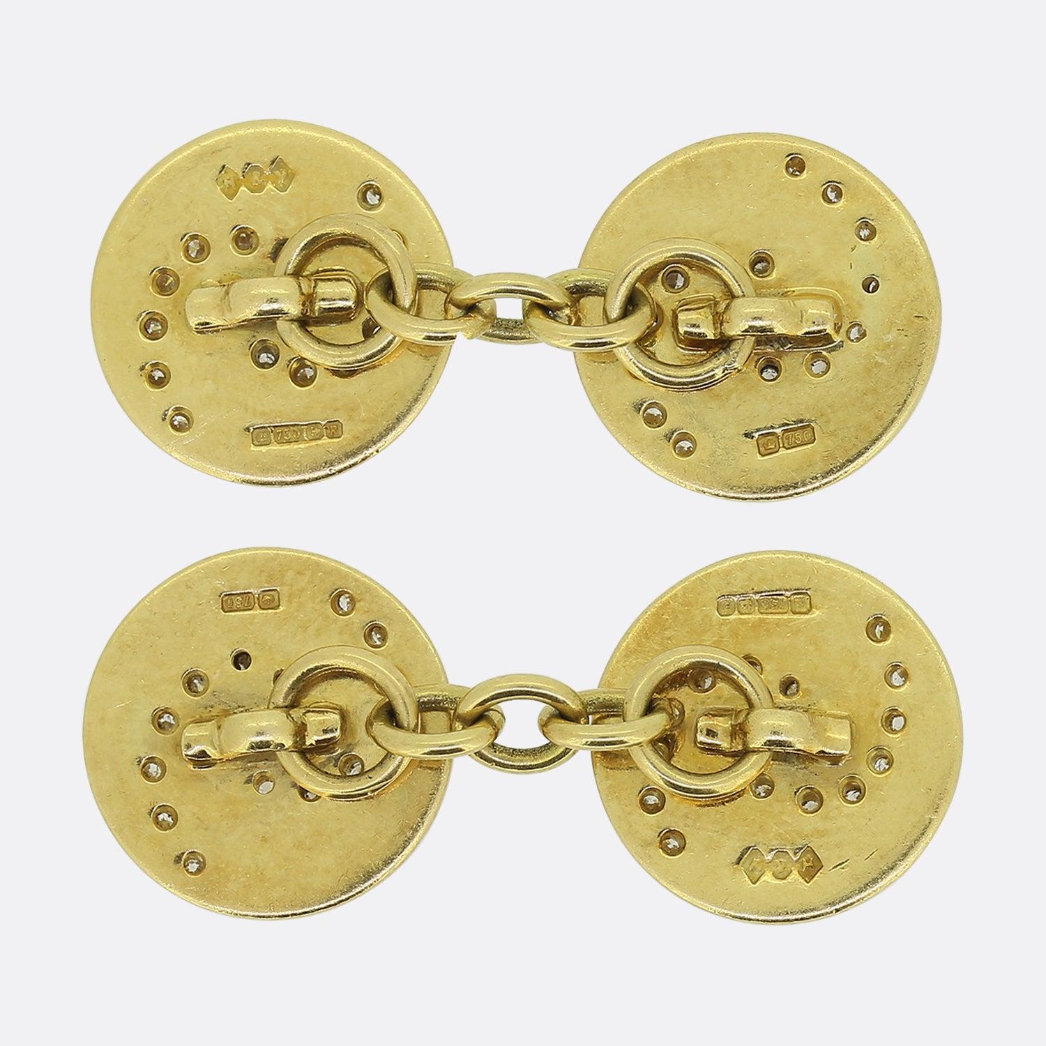 Hier haben wir ein stilvolles Paar Manschettenknöpfe aus Emaille und Diamantkettengliedern. Jedes Stück ist aus 18-karätigem Gelbgold gefertigt und hat eine runde Form mit zwei wirbelnden Kanälen aus runden Diamanten im Brillantschliff. Der Rest des
