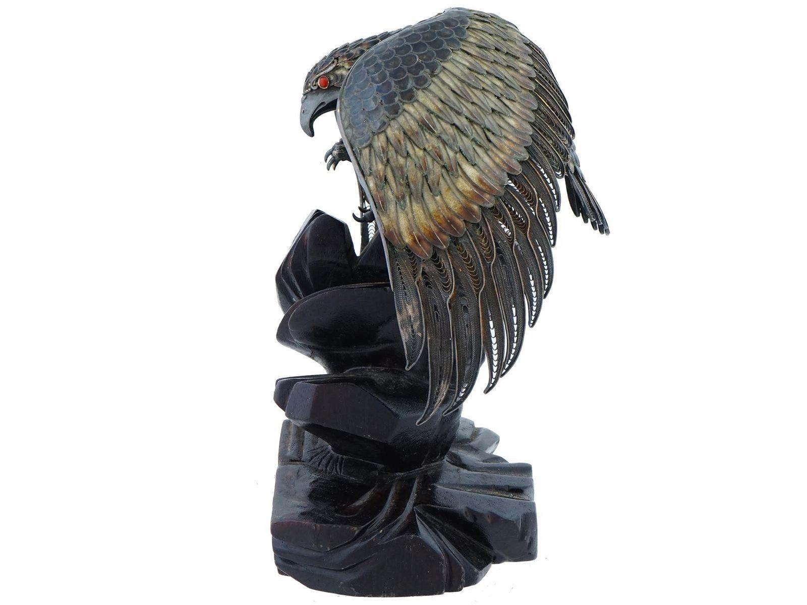 Chinois Figurine d'aigle vintage en émail et filigrane d'argent sur Stand en vente